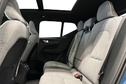 sininen Volvo EX40 2025 kuva 8.