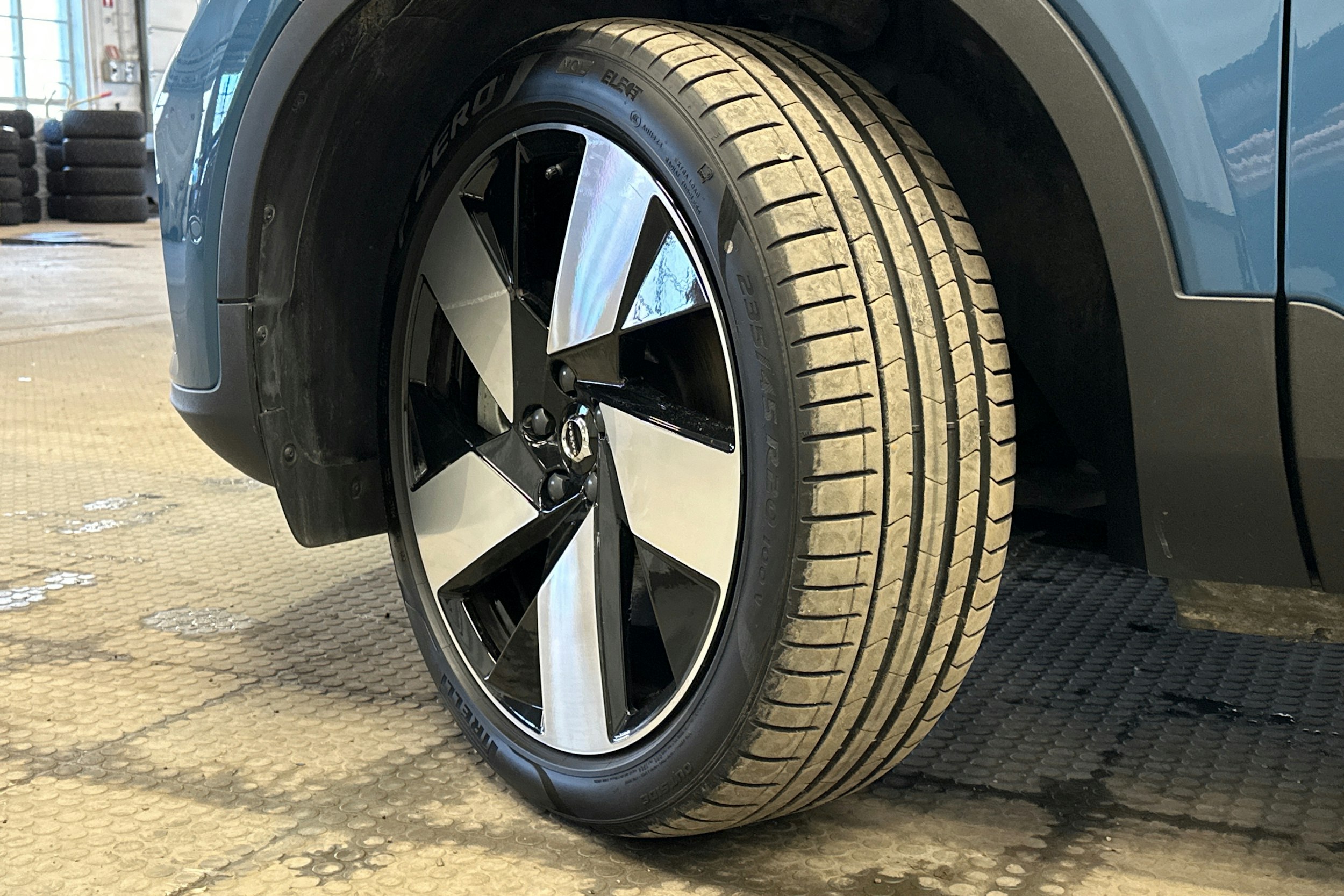 sininen Volvo EX40 2025 kuva 10.