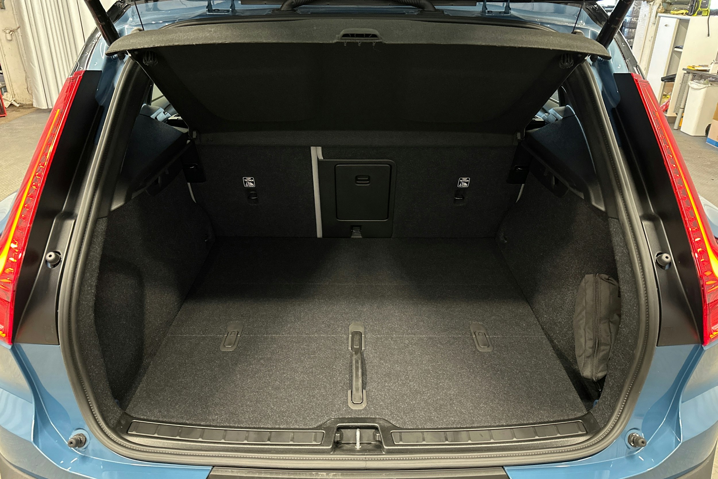 sininen Volvo EX40 2025 kuva 11.