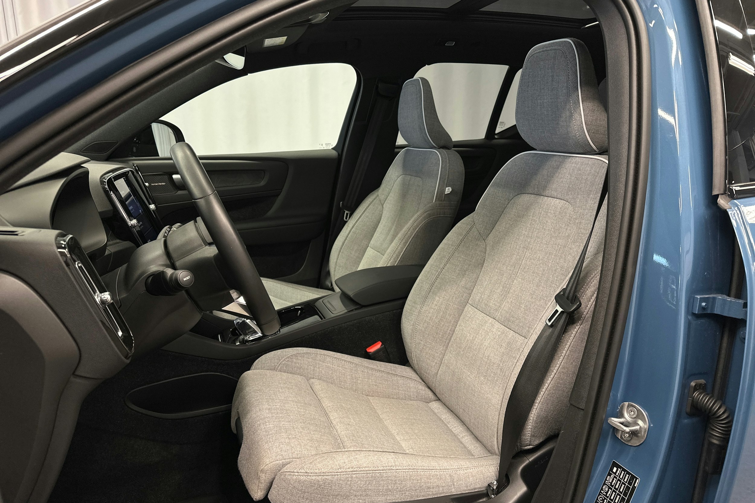 sininen Volvo EX40 2025 kuva 14.