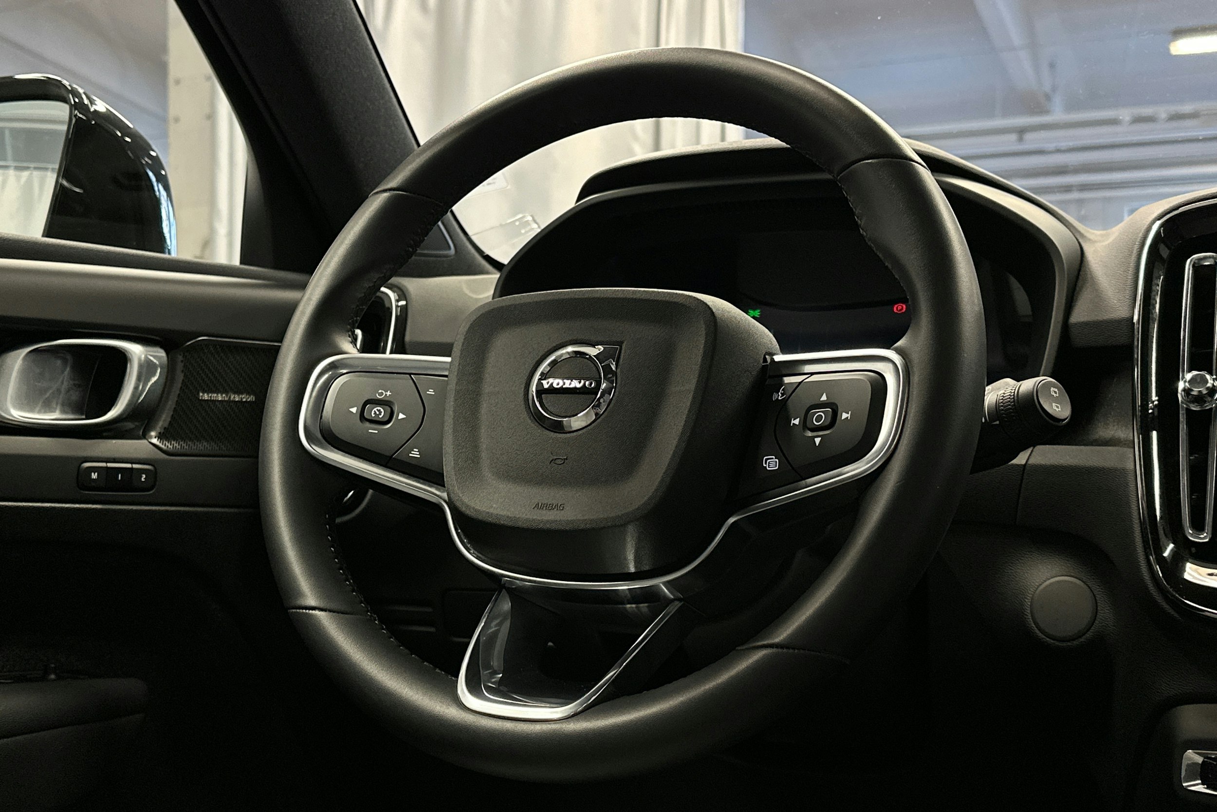 sininen Volvo EX40 2025 kuva 18.