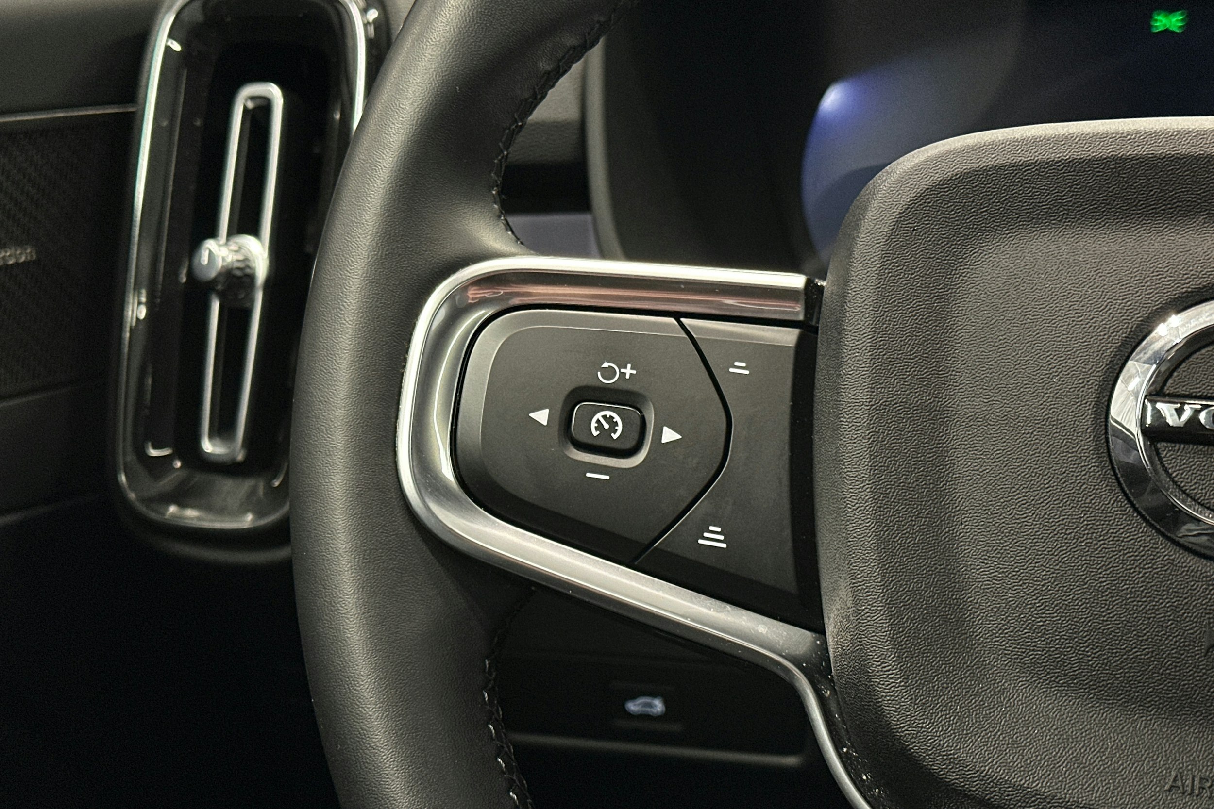 sininen Volvo EX40 2025 kuva 19.