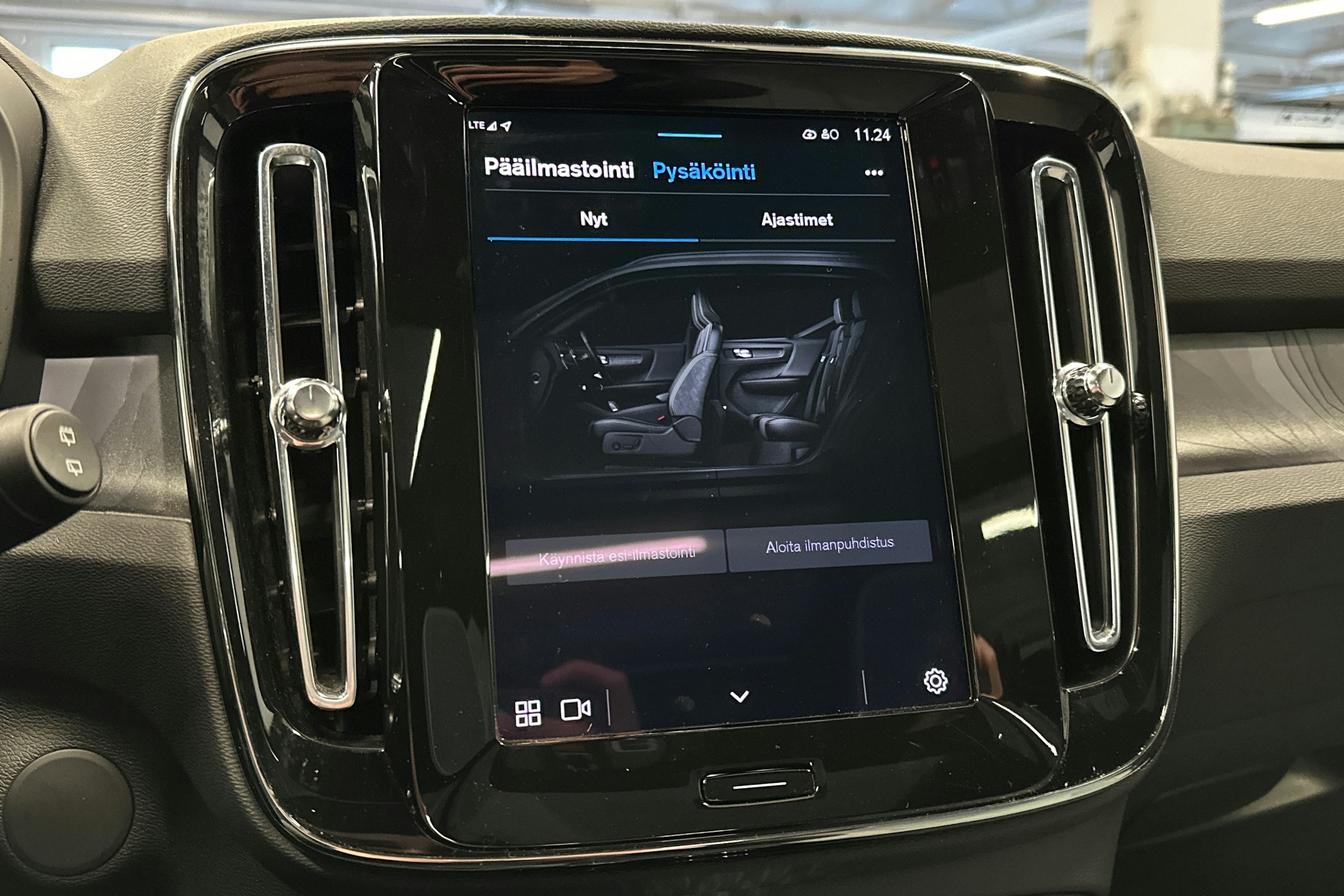 sininen Volvo EX40 2025 kuva 26.