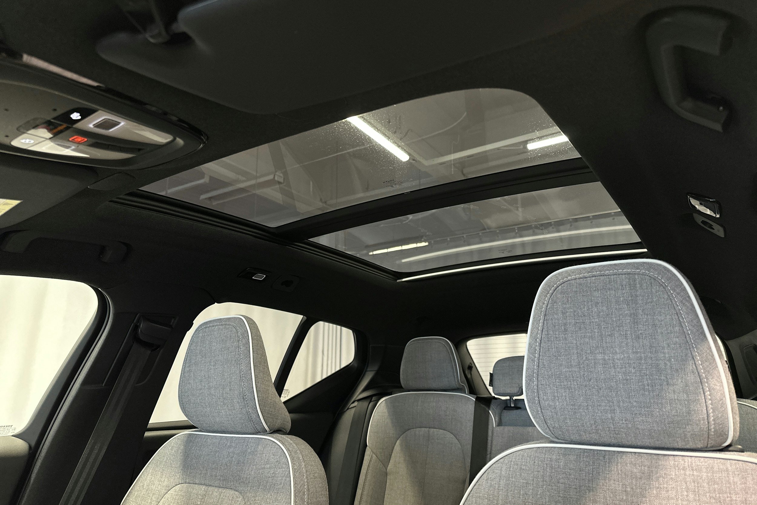 sininen Volvo EX40 2025 kuva 30.