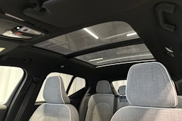 sininen Volvo EX40 2025 kuva 30.