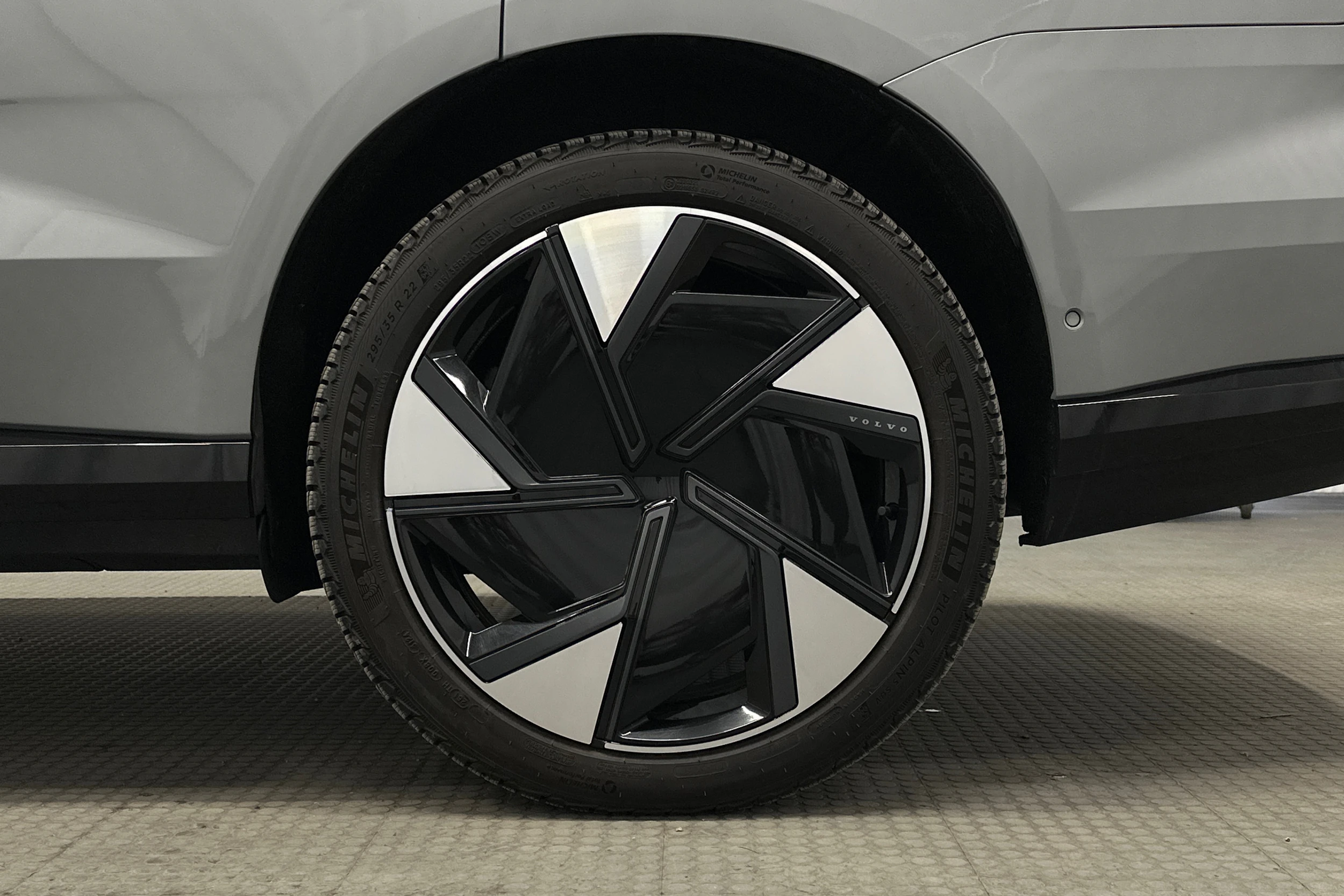 harmaa Volvo EX90 2025 kuva 13.