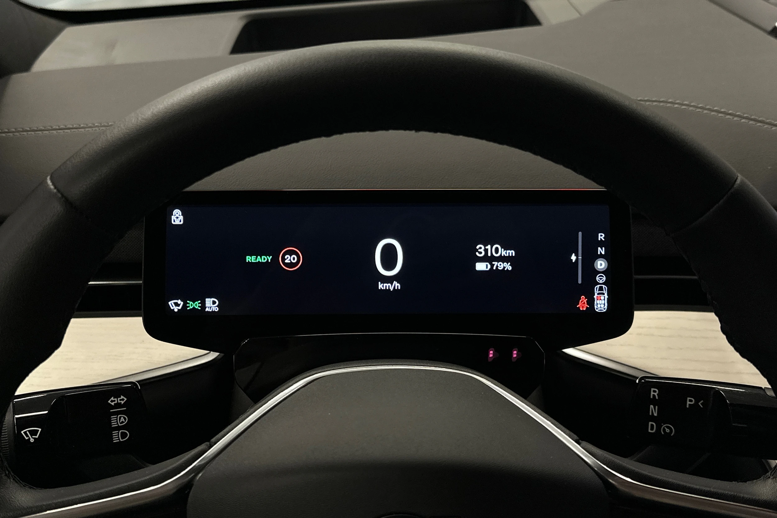 harmaa Volvo EX90 2025 kuva 17.