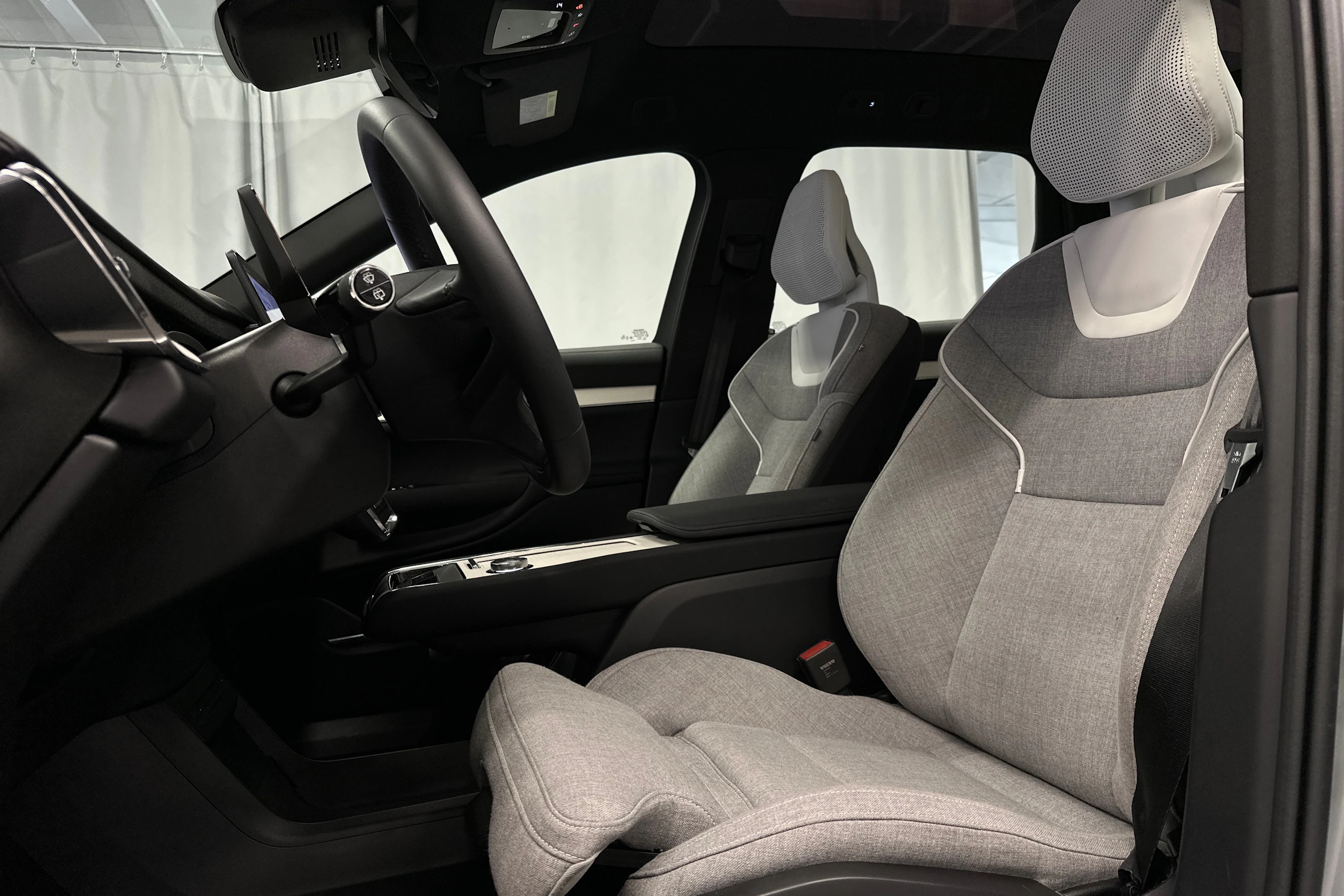 harmaa Volvo EX90 2025 kuva 27.