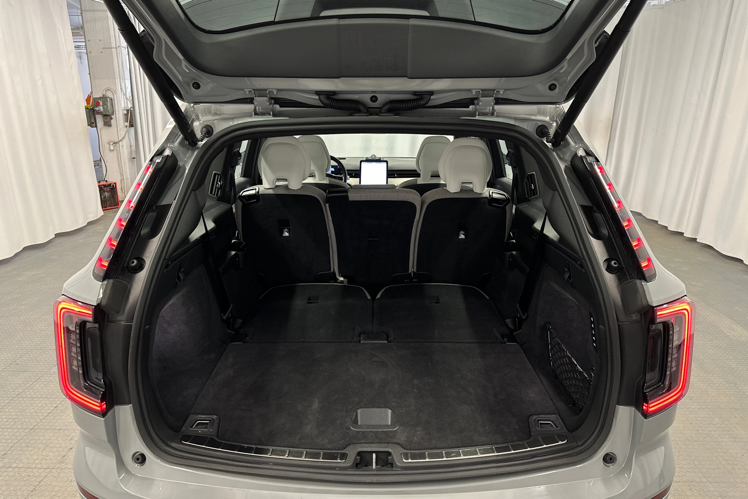 harmaa Volvo EX90 2025 kuva 32.