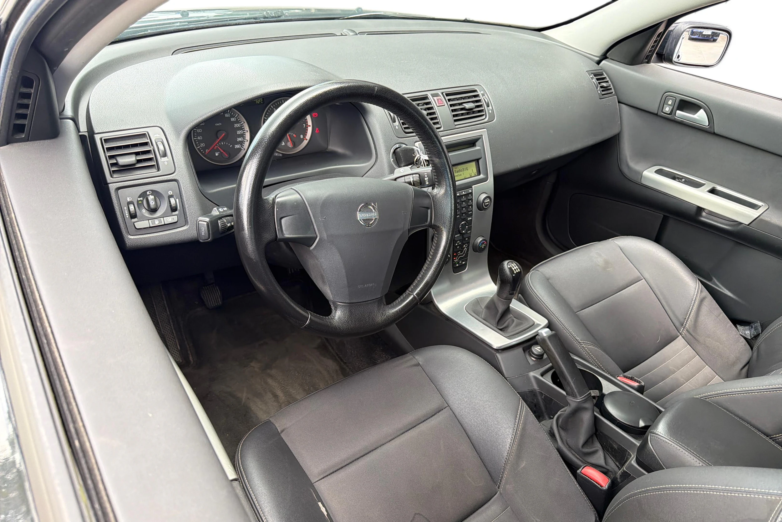 Musta Volvo S40 2005 kuva 6.