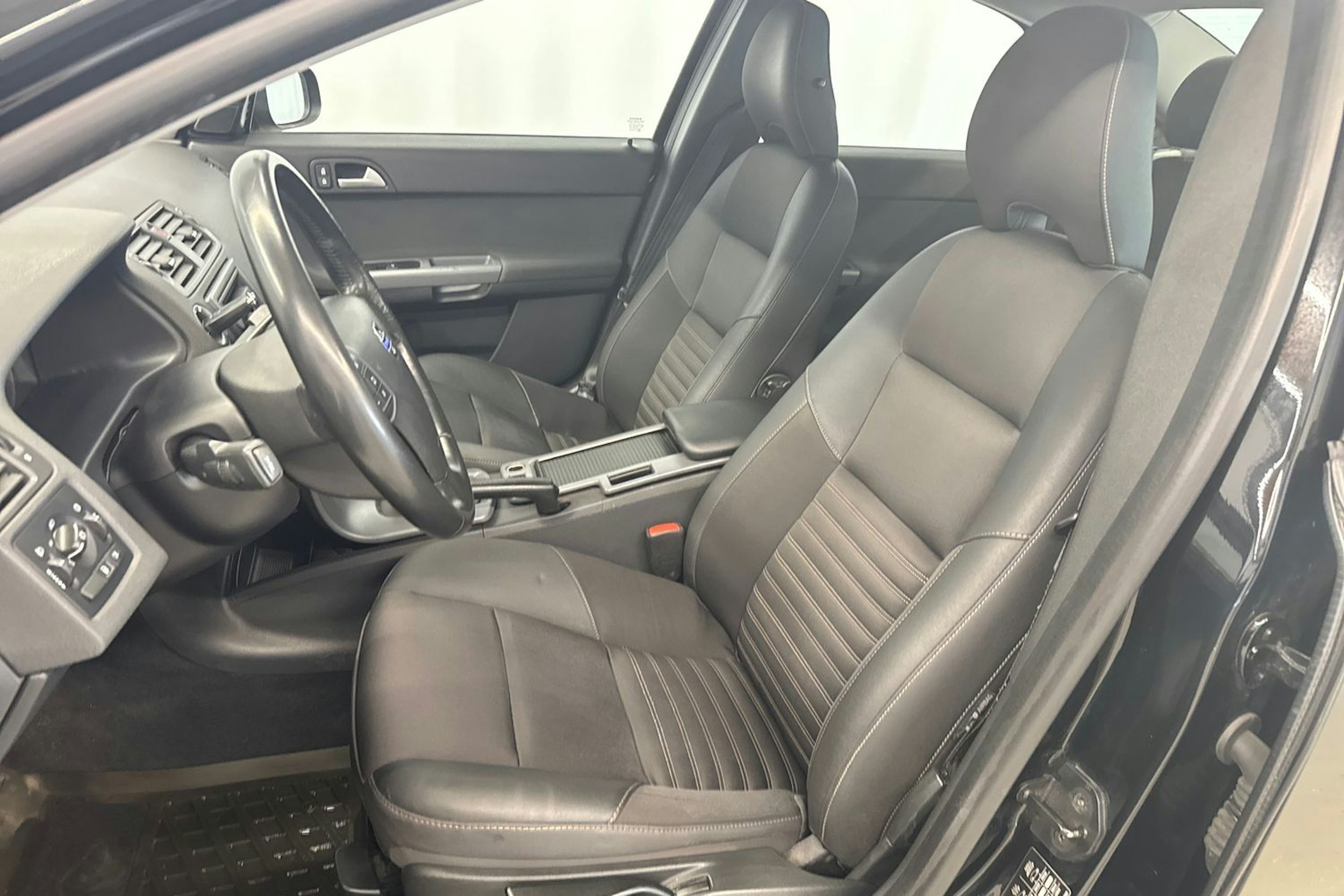 musta Volvo S40 2008 kuva 18.