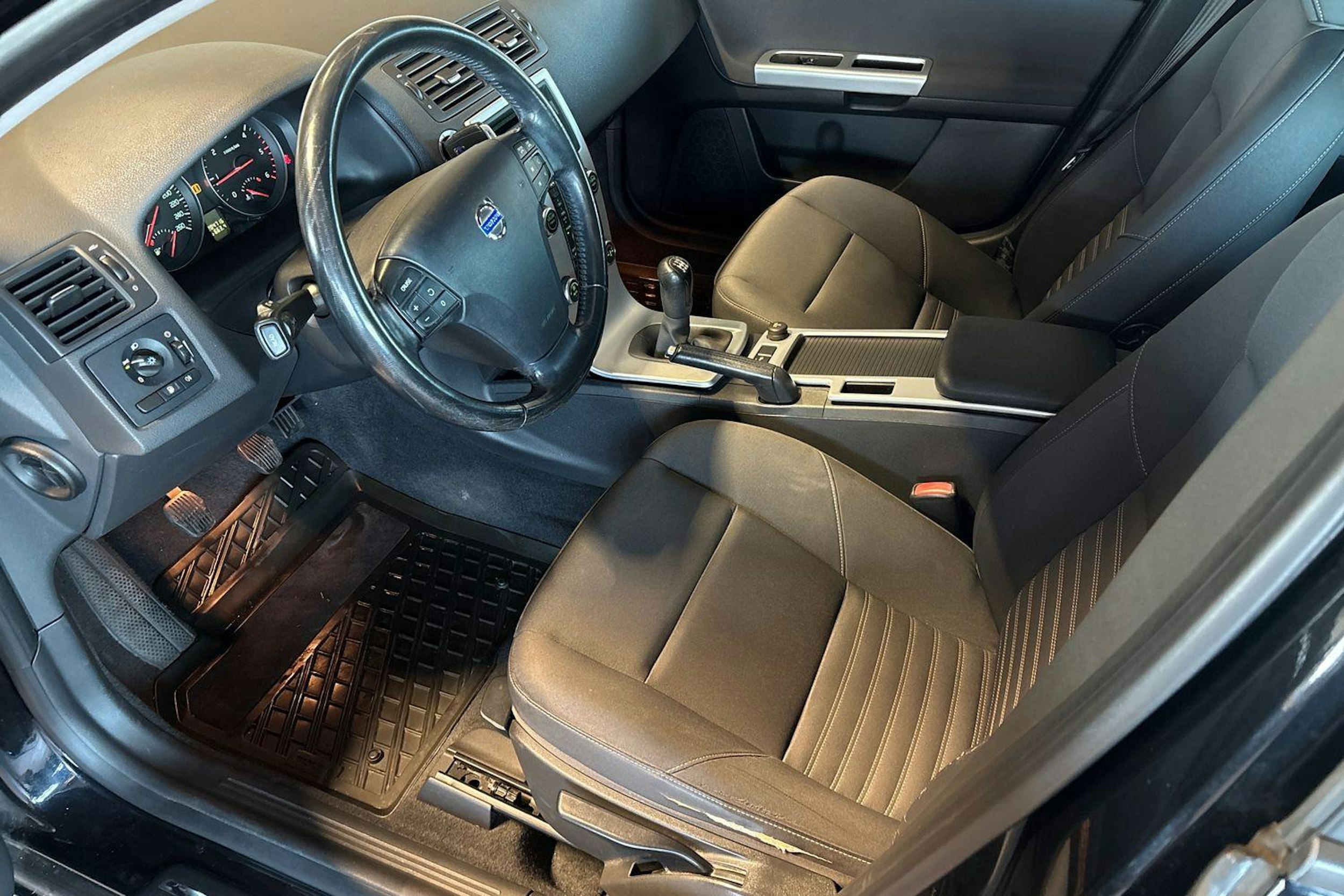 Musta Volvo S40 2010 kuva 7.