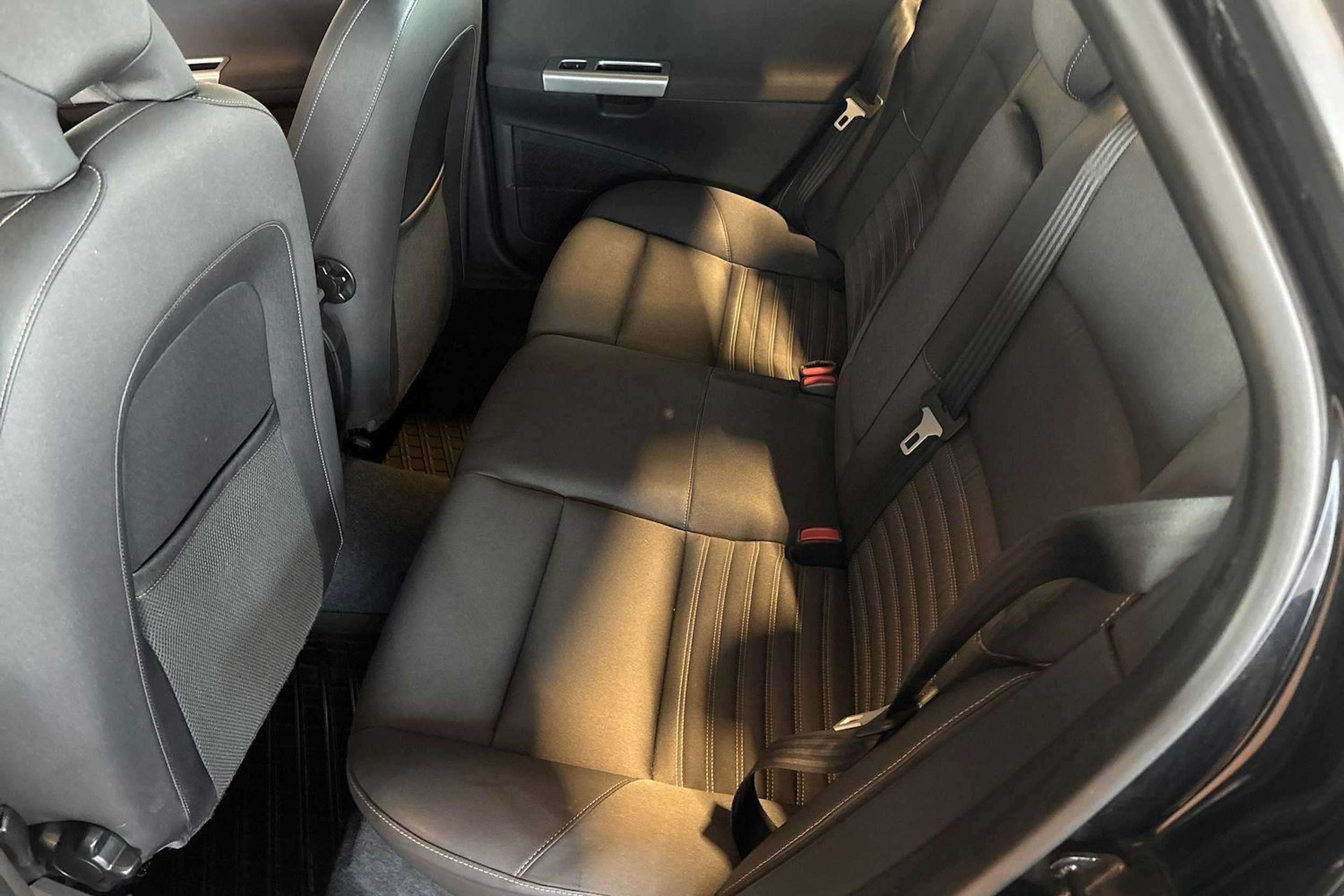 Musta Volvo S40 2010 kuva 10.