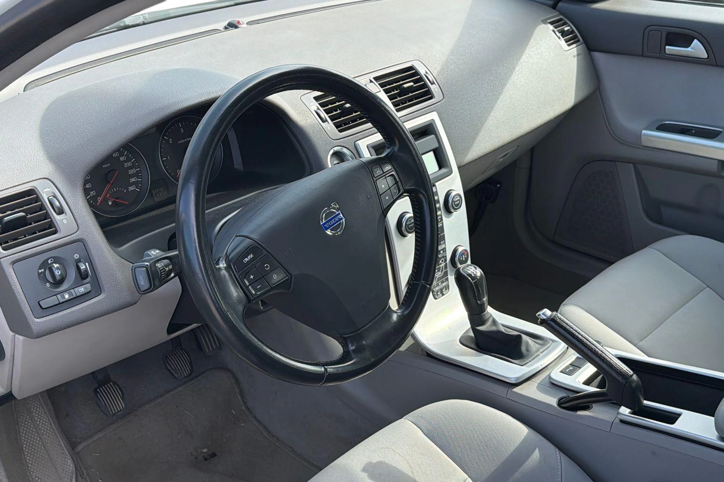 valkoinen Volvo S40 2010 kuva 3.