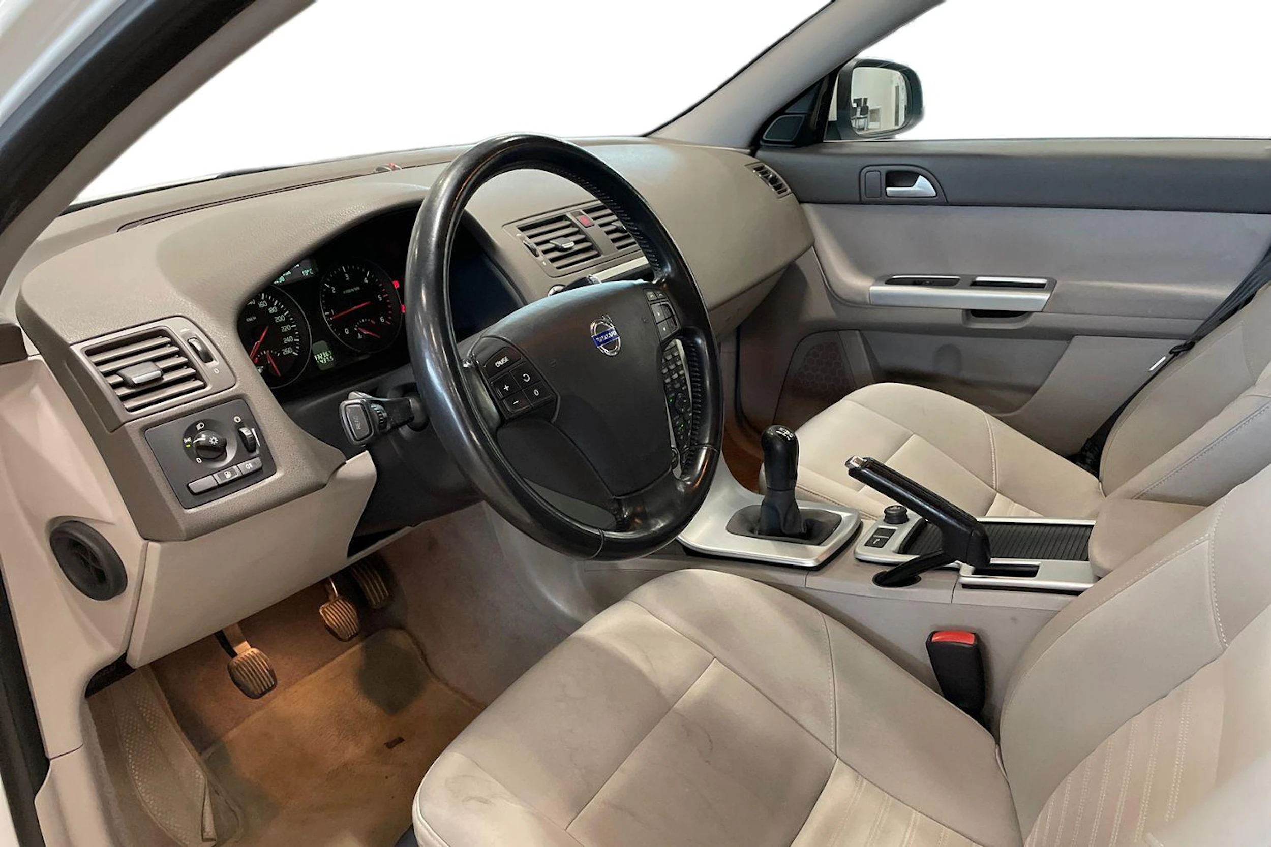 valkoinen Volvo S40 2011 kuva 6.