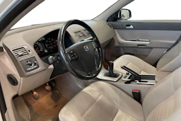 valkoinen Volvo S40 2011 kuva 6.