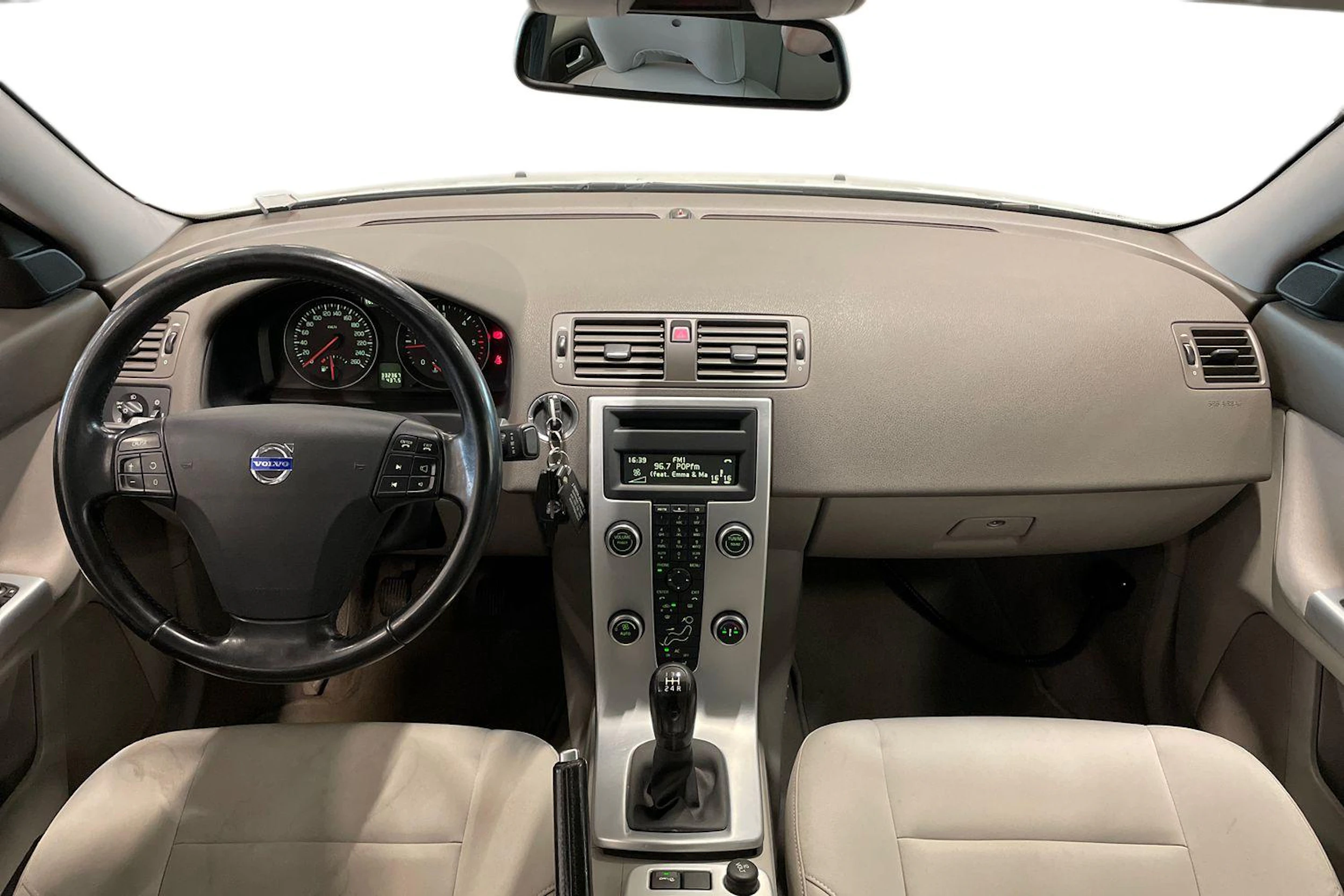 valkoinen Volvo S40 2011 kuva 7.