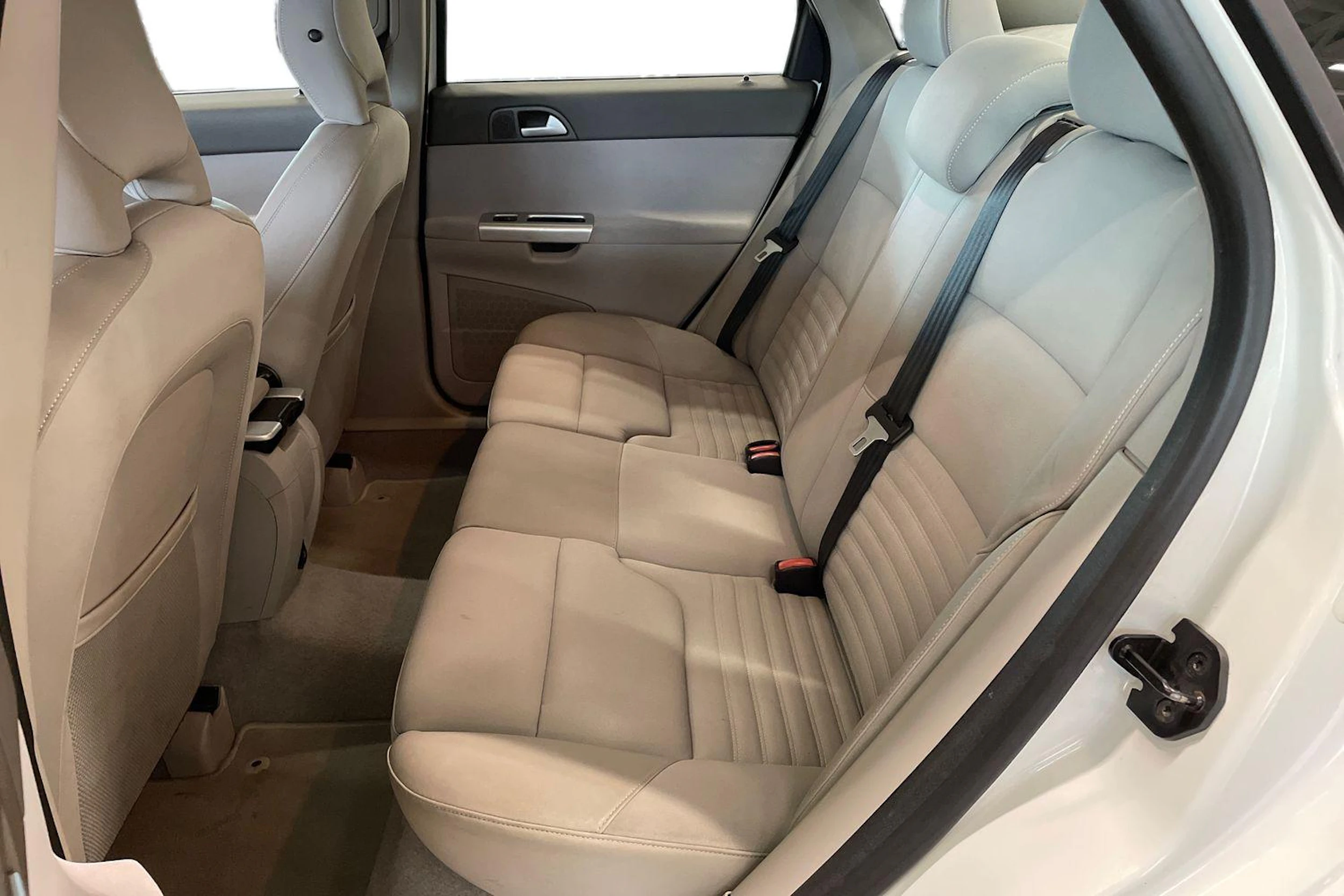 valkoinen Volvo S40 2011 kuva 8.