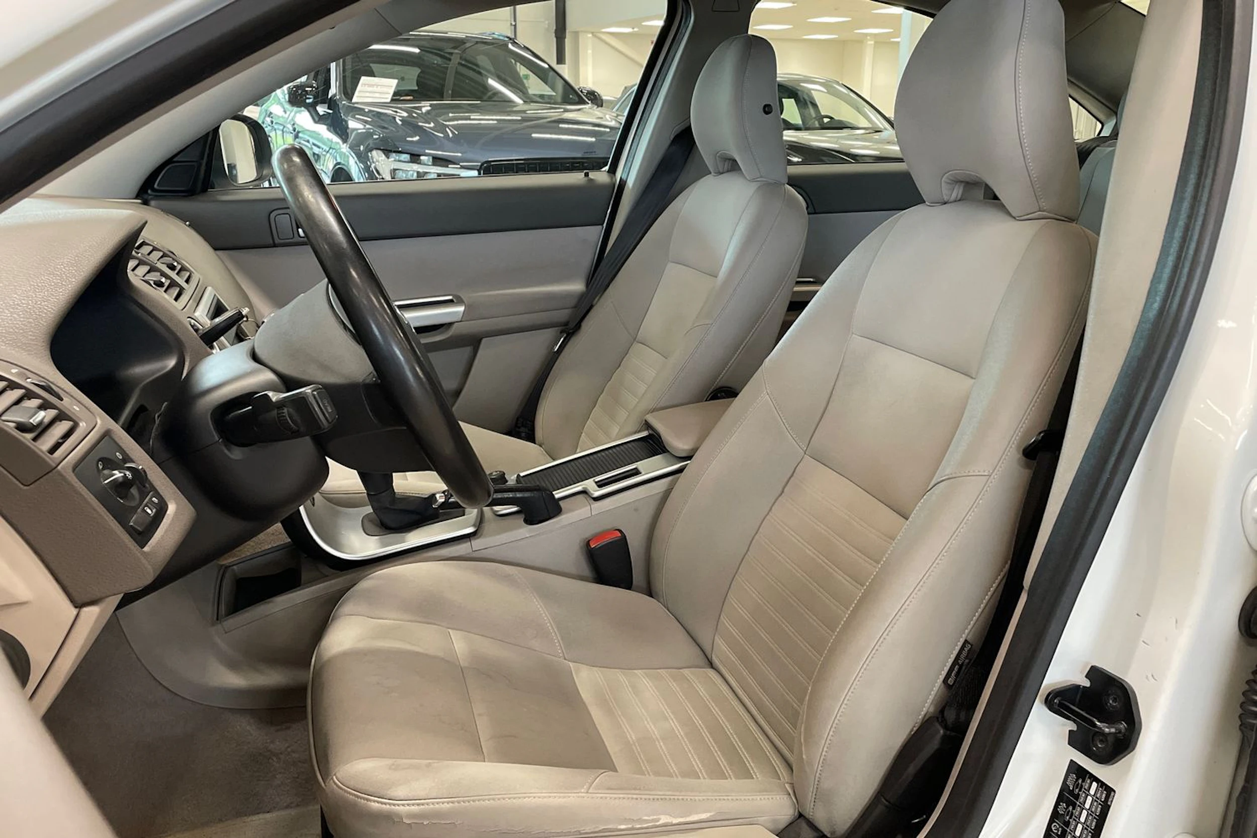 valkoinen Volvo S40 2011 kuva 11.