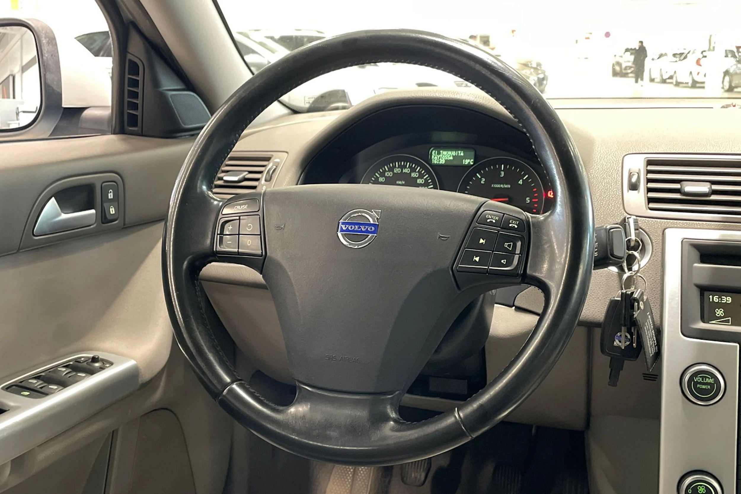 valkoinen Volvo S40 2011 kuva 12.