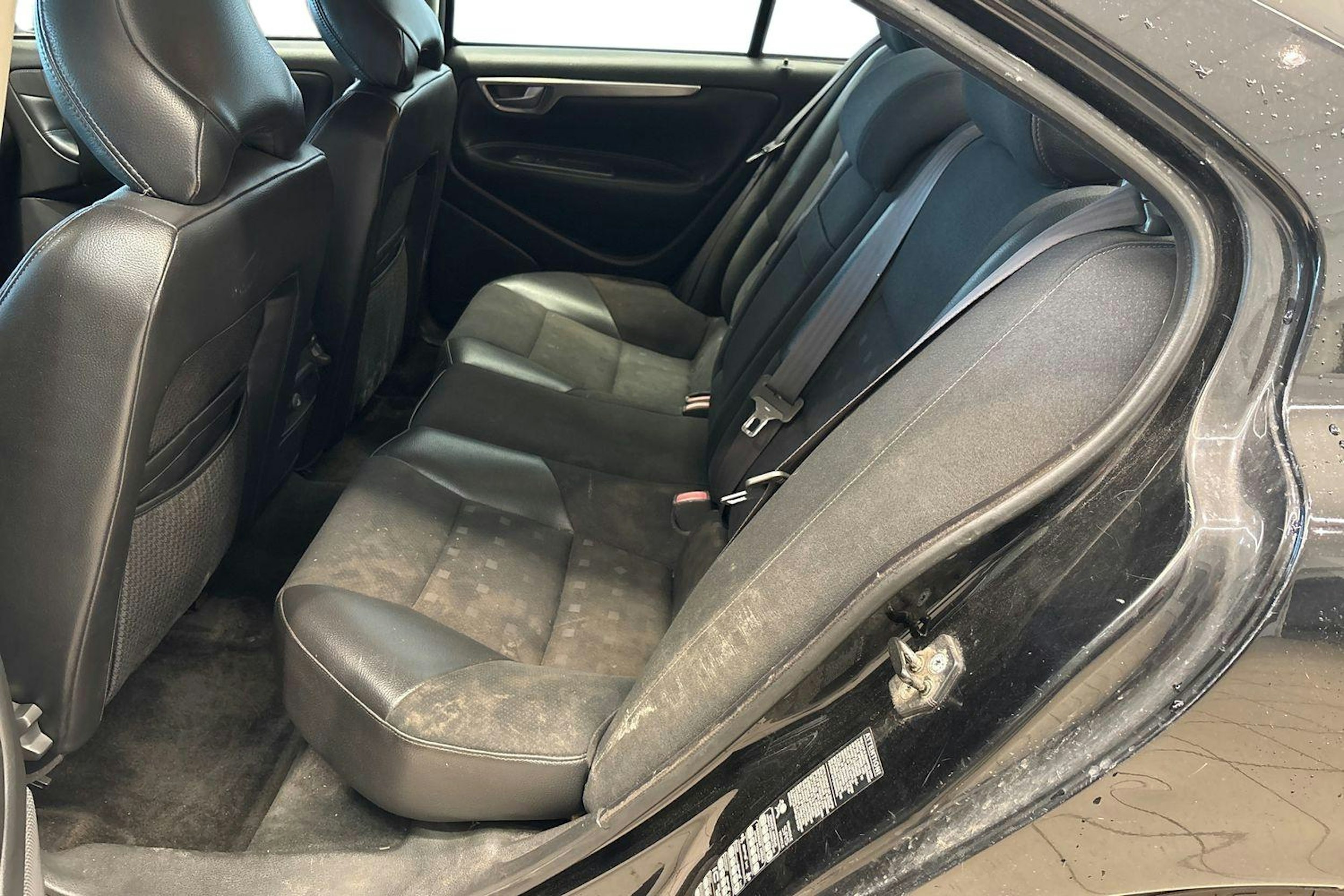 Musta Volvo S60 2001 kuva 8.