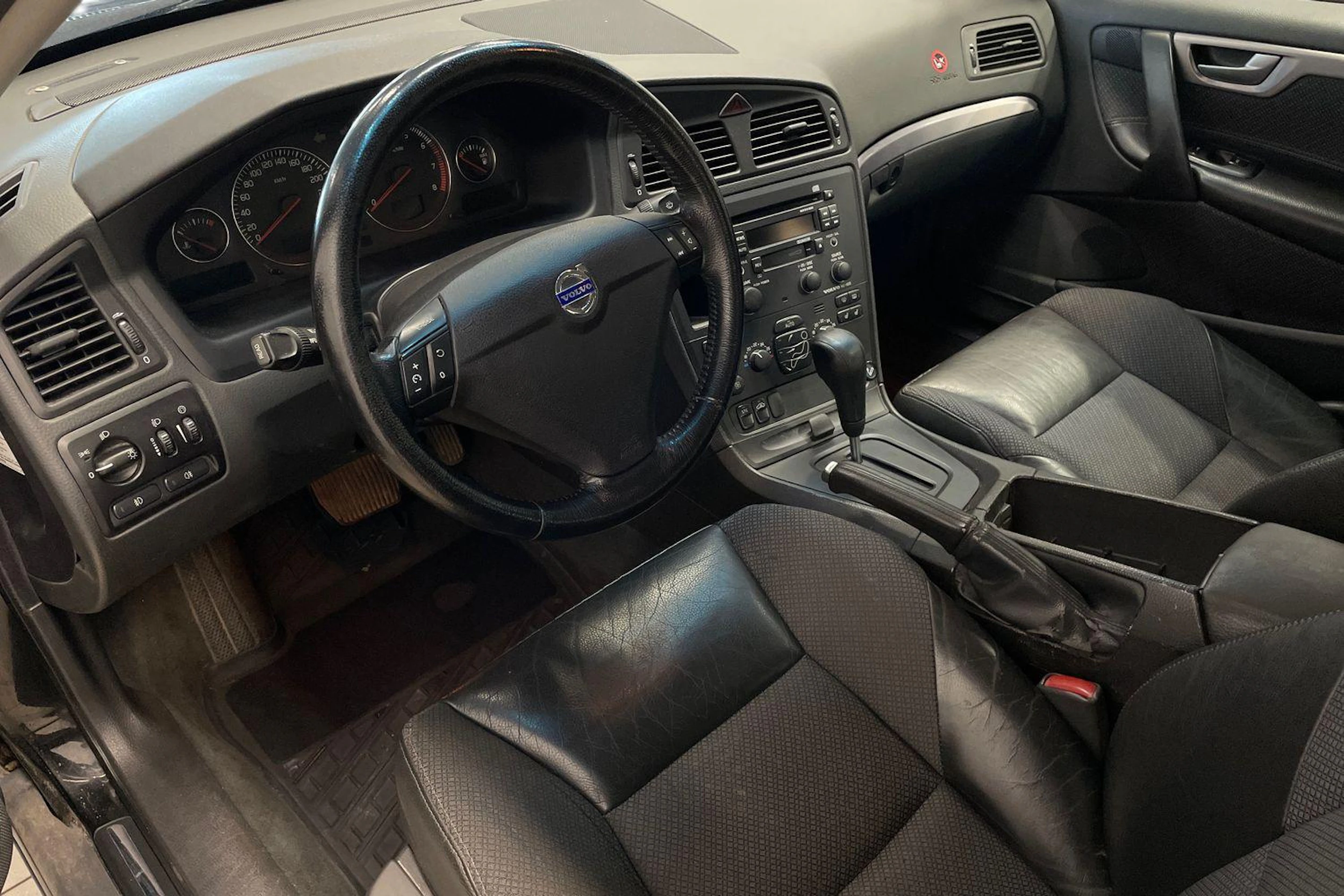 Musta Volvo S60 2004 kuva 6.