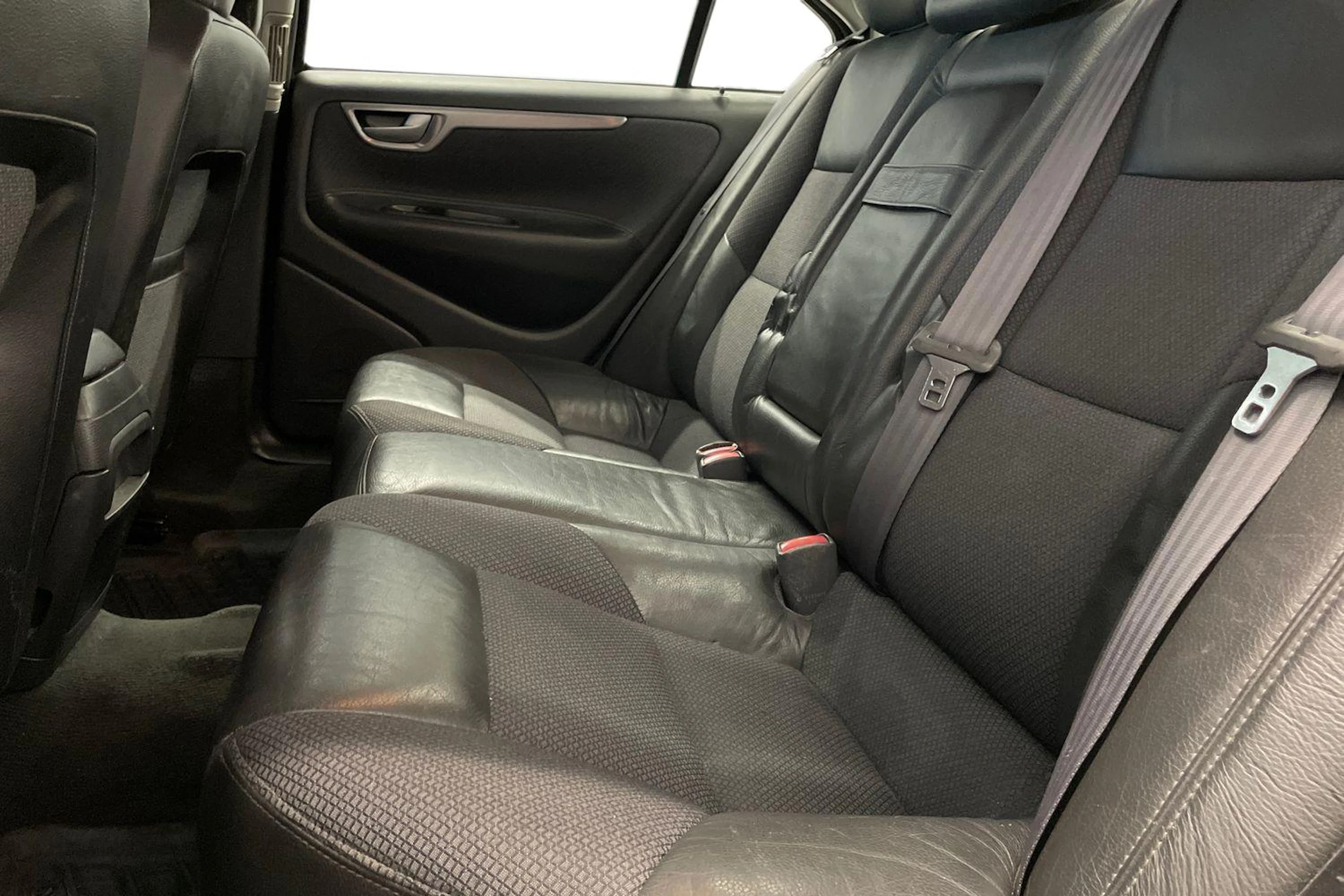 Musta Volvo S60 2004 kuva 8.