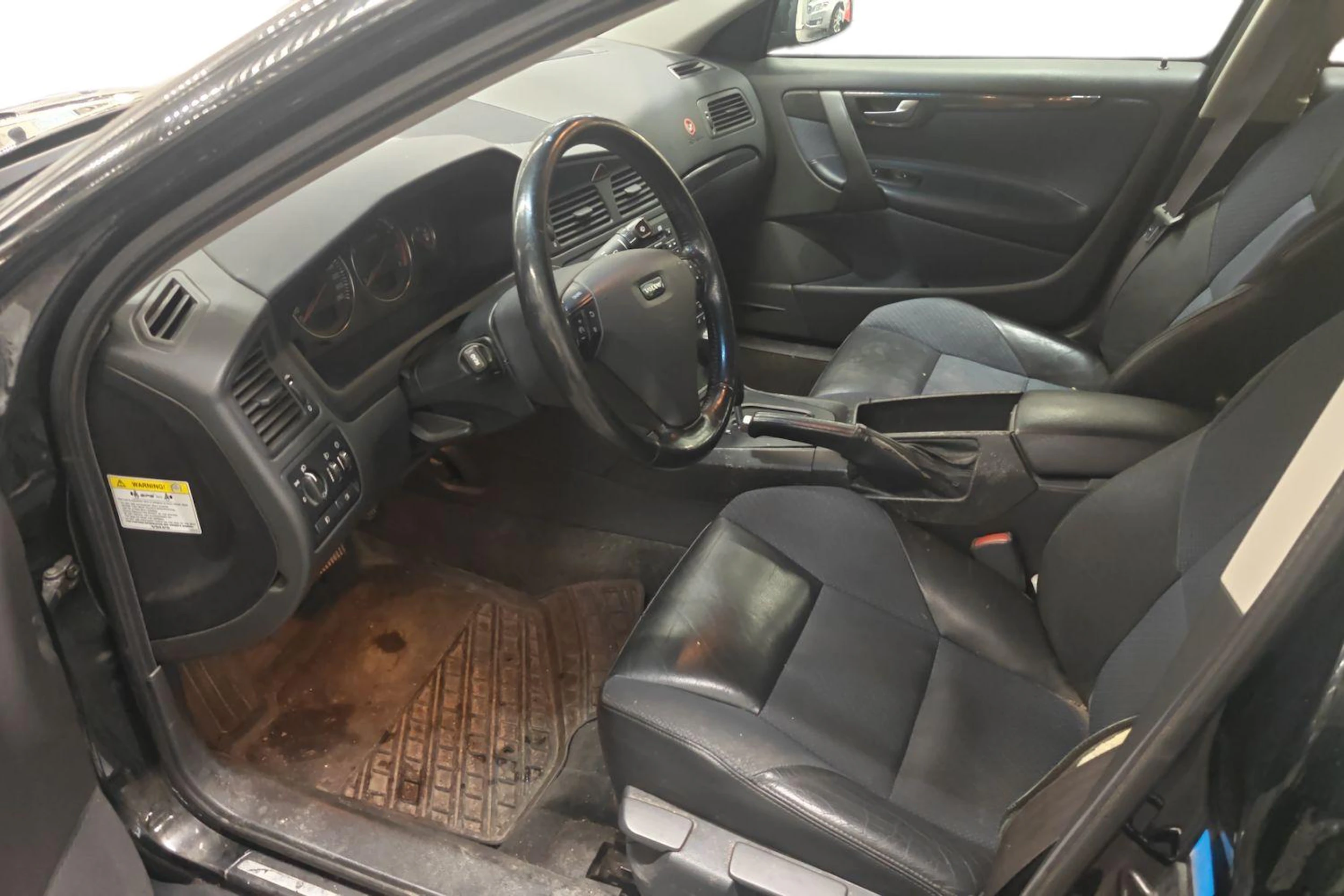 musta Volvo S60 2004 kuva 3.