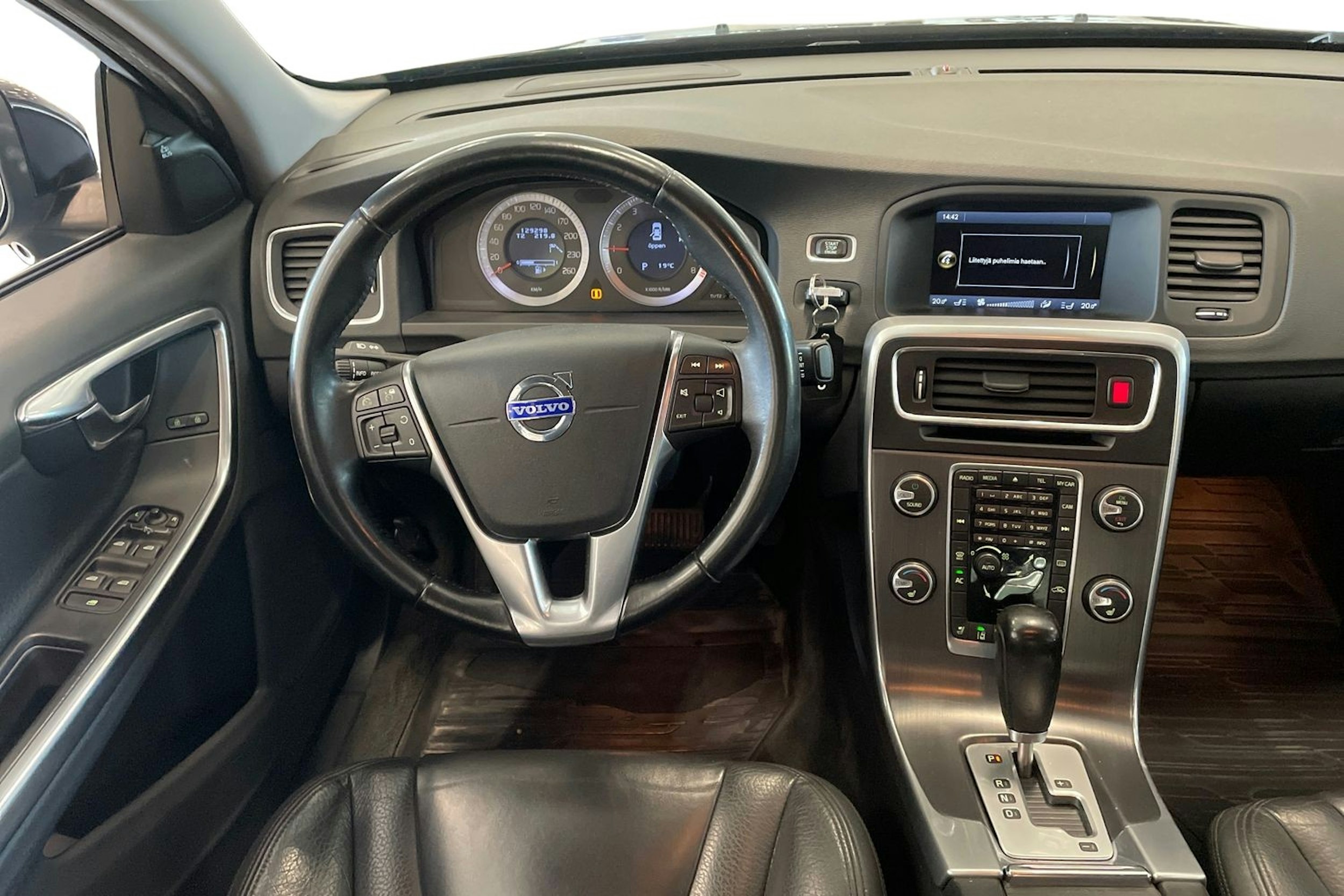 musta Volvo S60 2010 kuva 9.