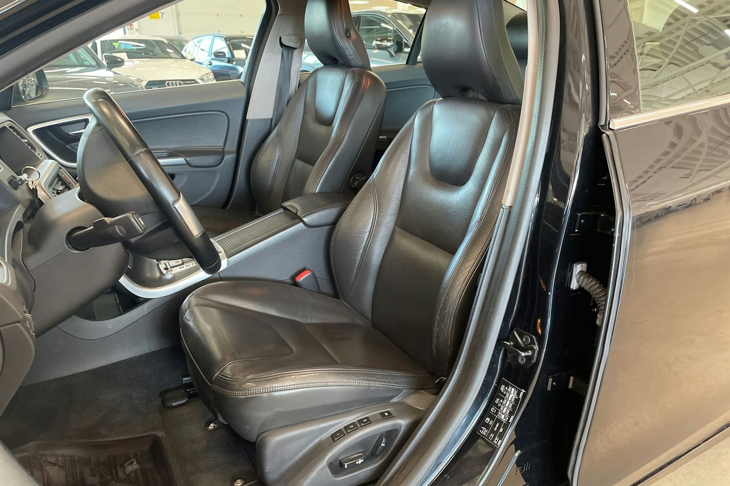 musta Volvo S60 2010 kuva 14.