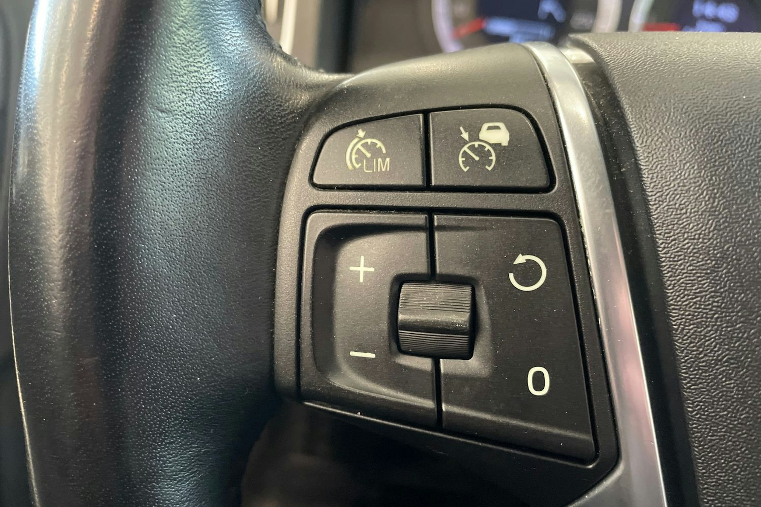 musta Volvo S60 2010 kuva 17.