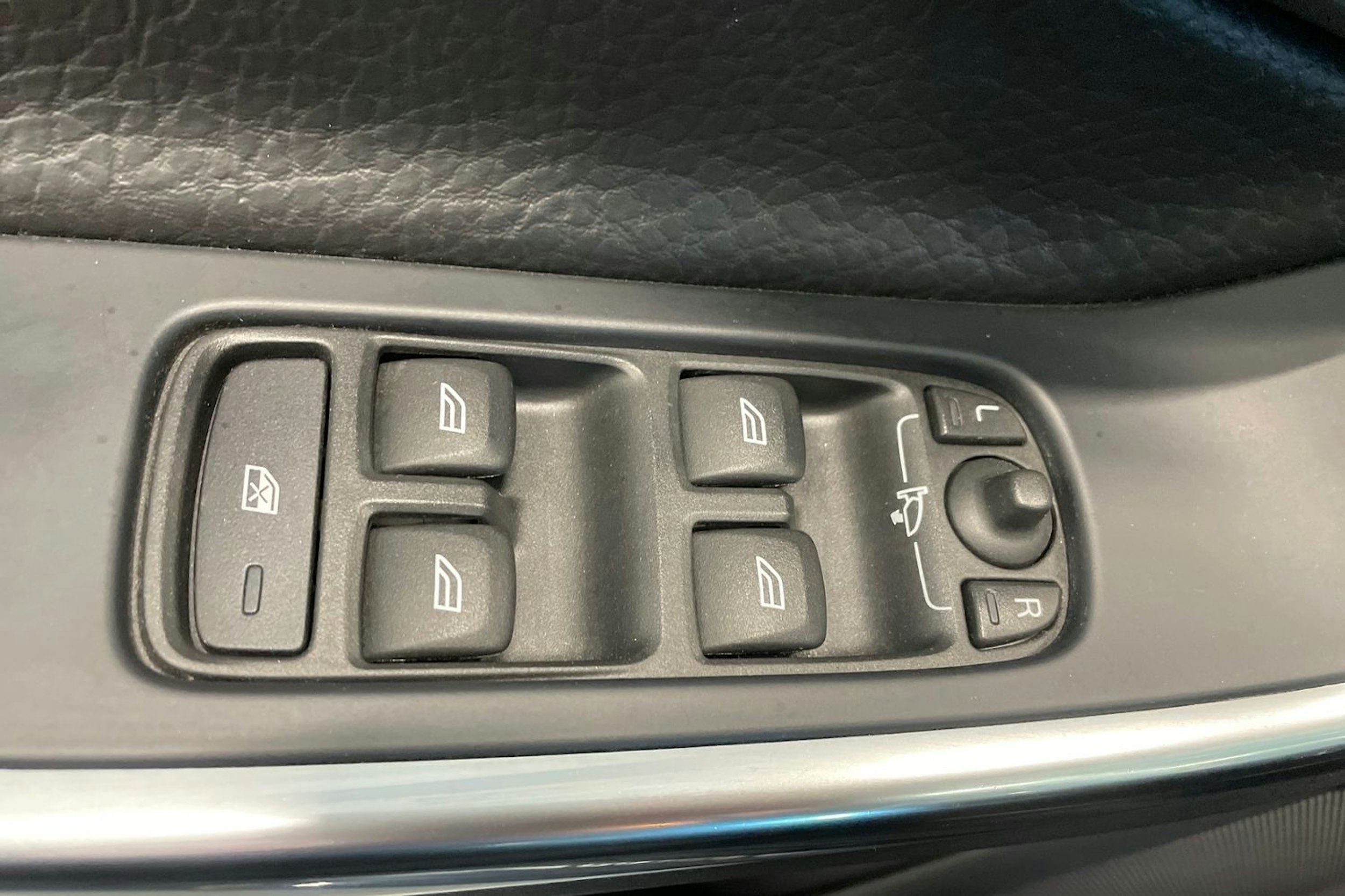 musta Volvo S60 2010 kuva 26.