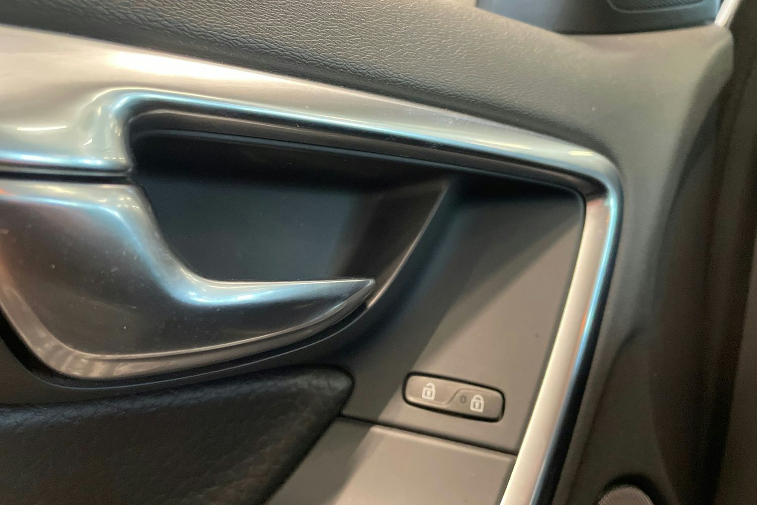musta Volvo S60 2010 kuva 27.