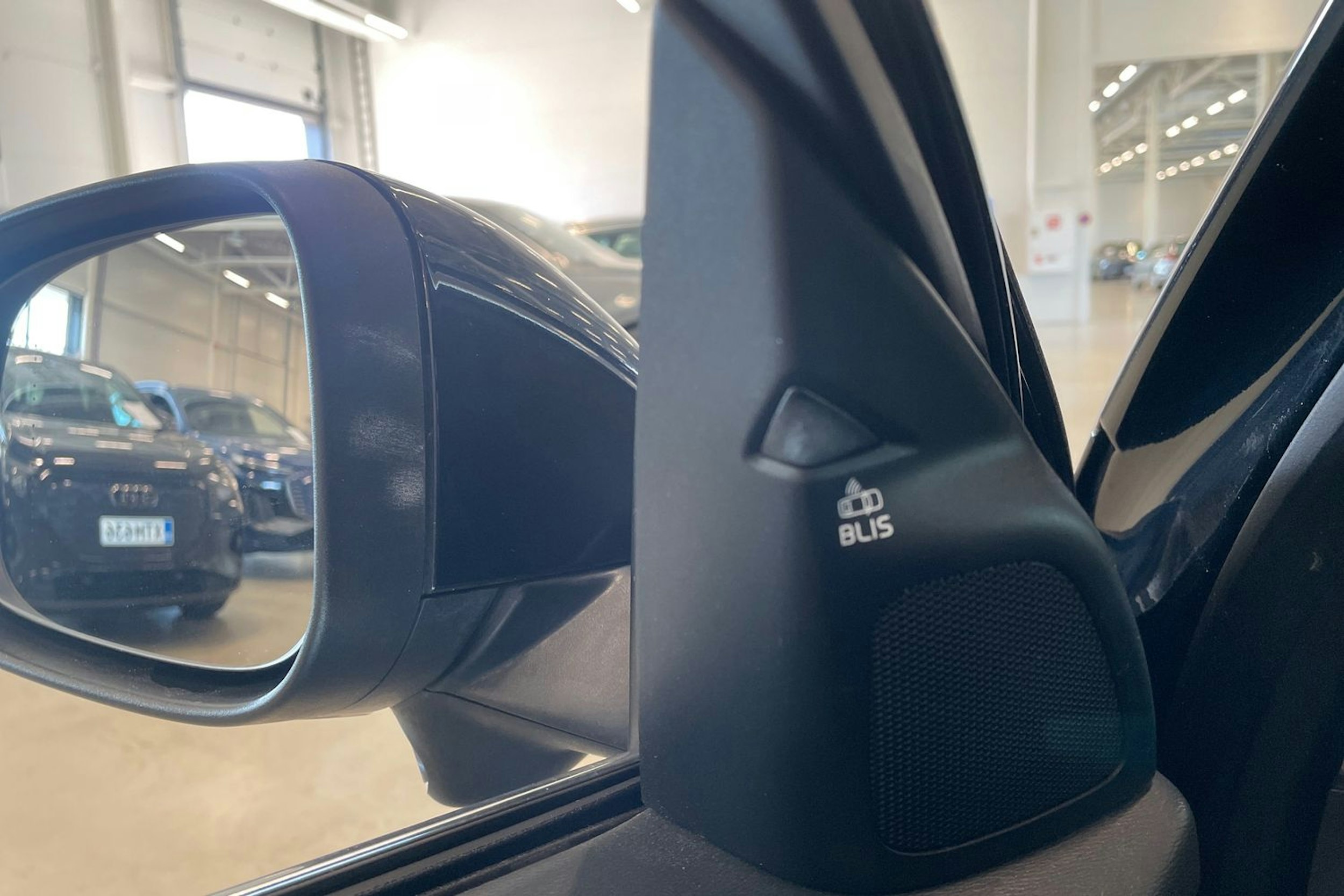 musta Volvo S60 2010 kuva 28.