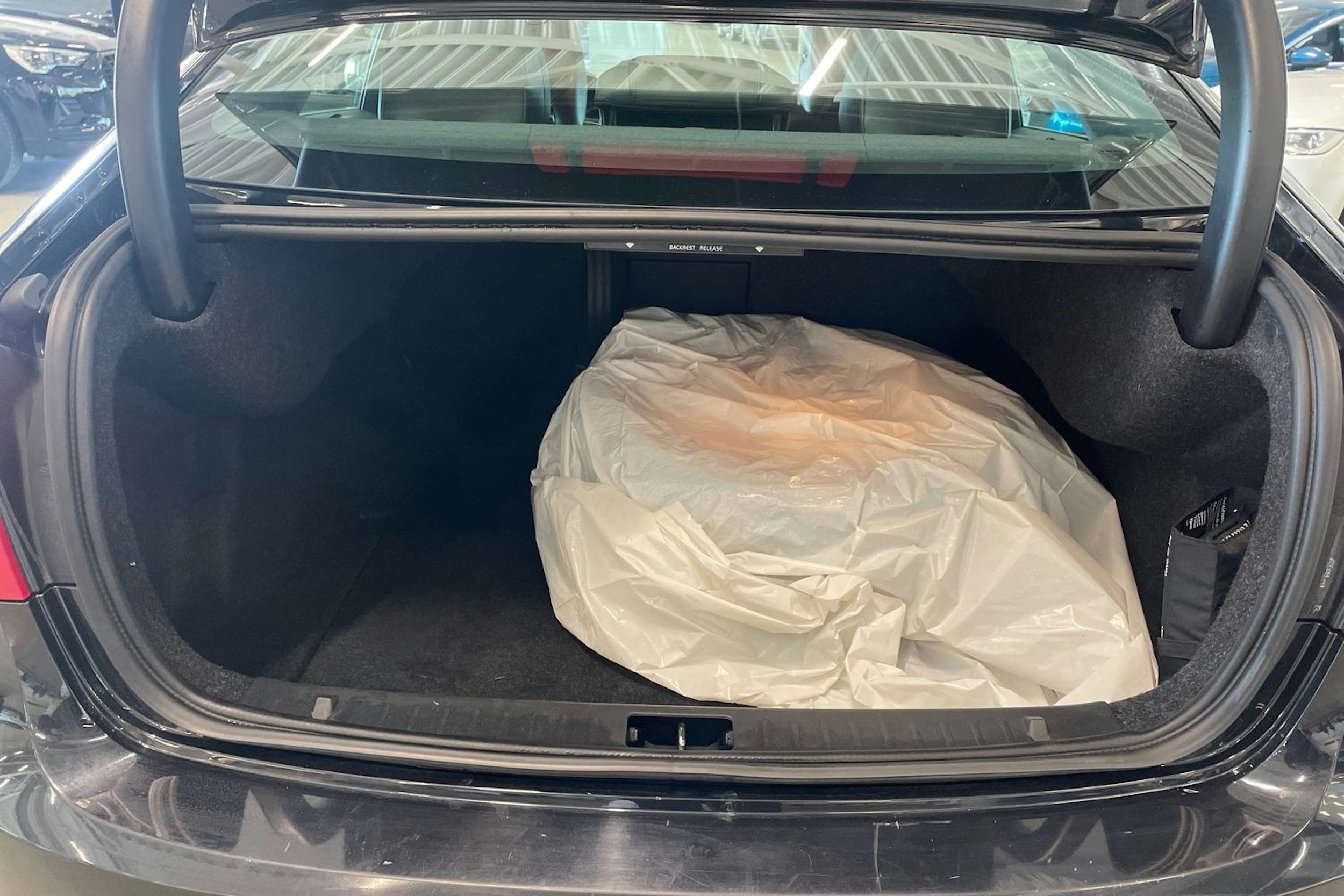 musta Volvo S60 2010 kuva 29.
