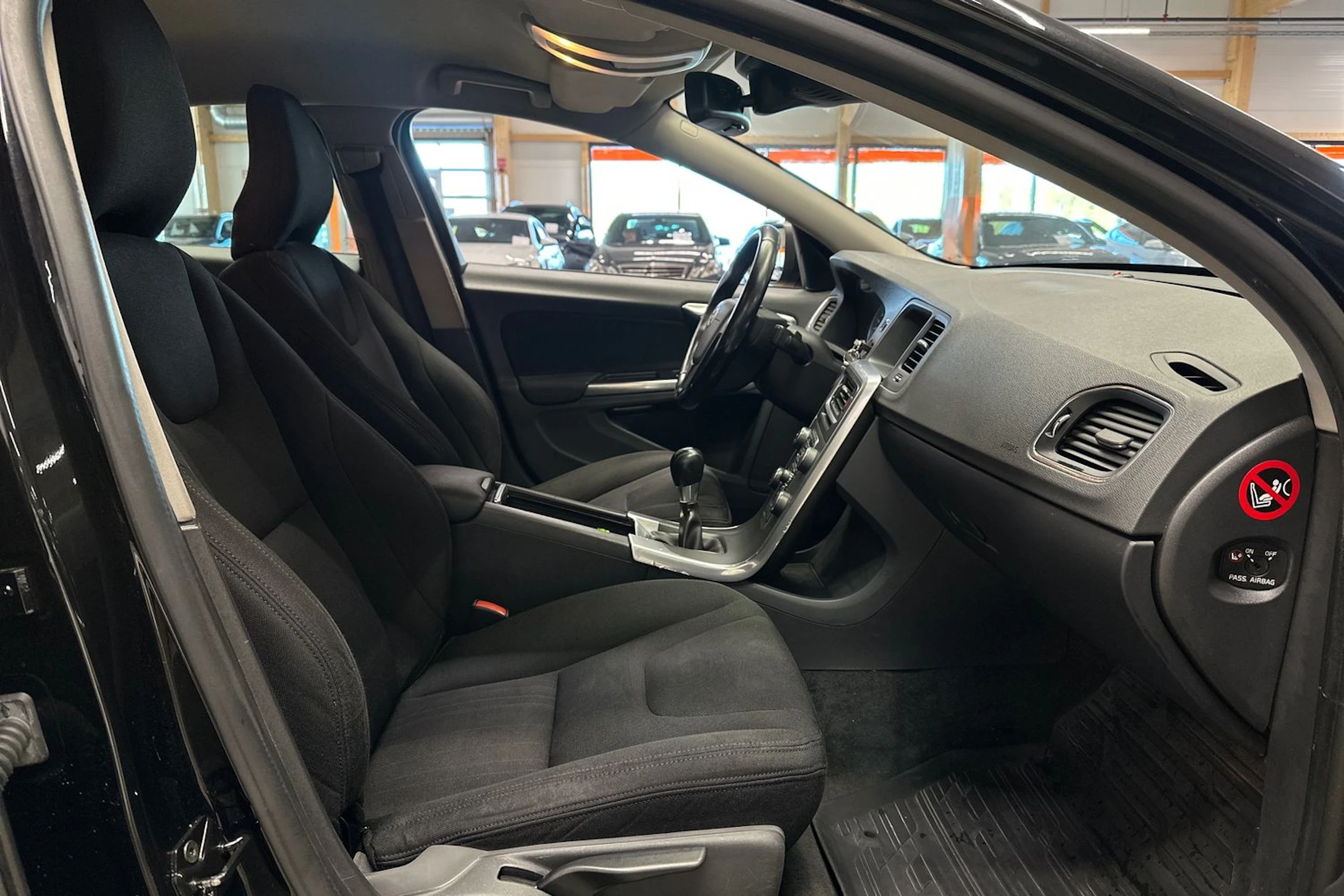 musta Volvo S60 2011 kuva 16.