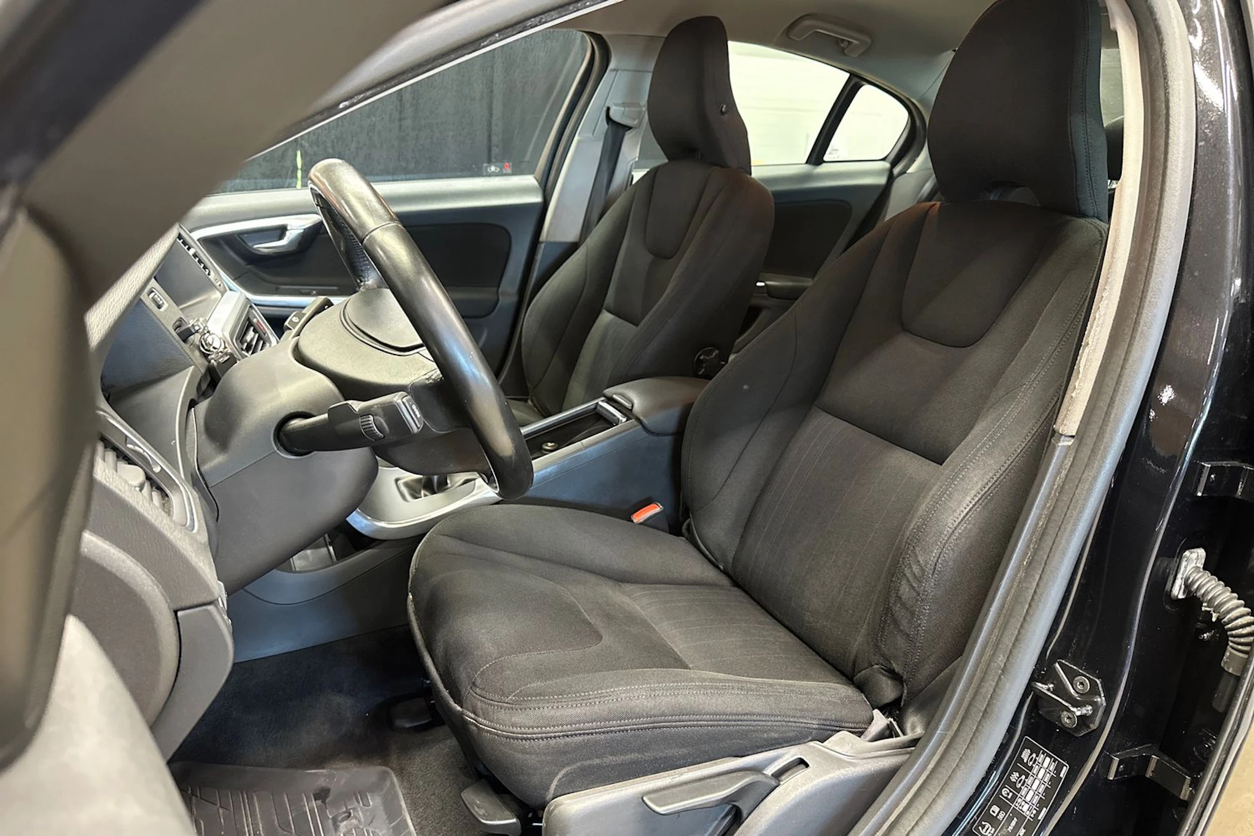 musta Volvo S60 2011 kuva 18.