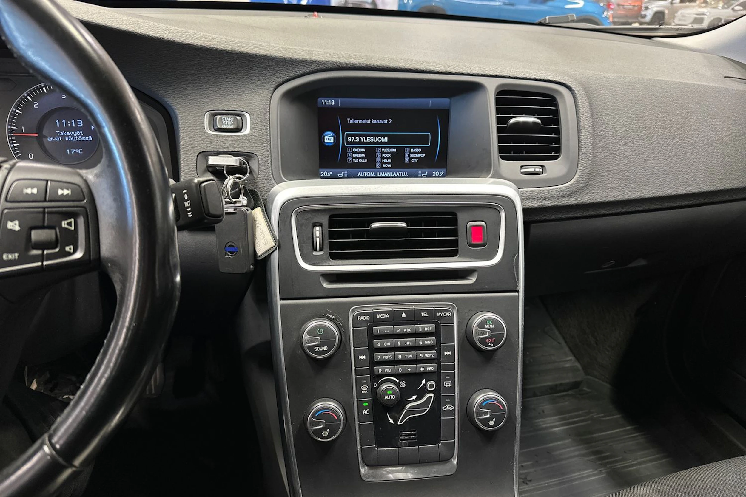 musta Volvo S60 2011 kuva 20.