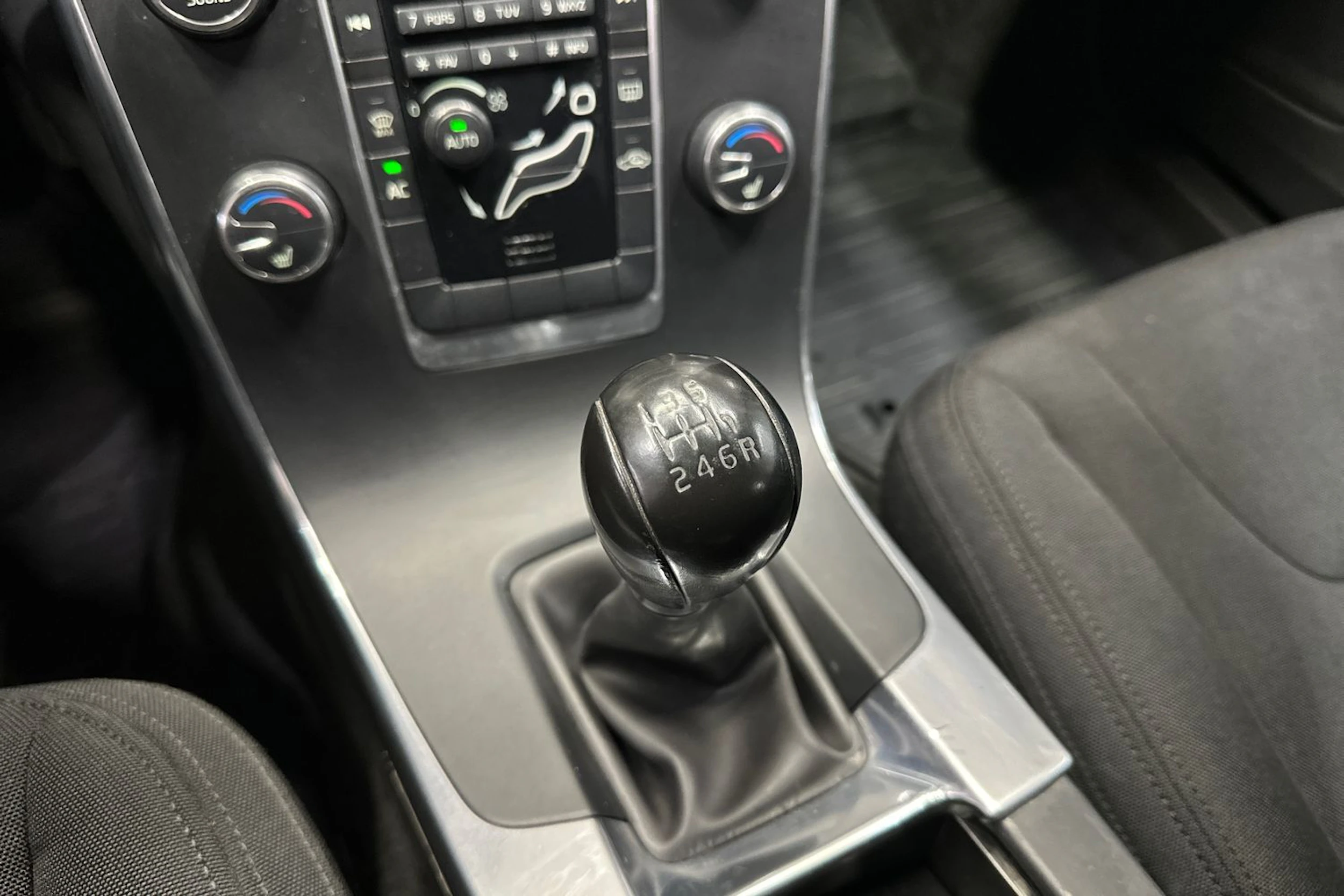 musta Volvo S60 2011 kuva 21.