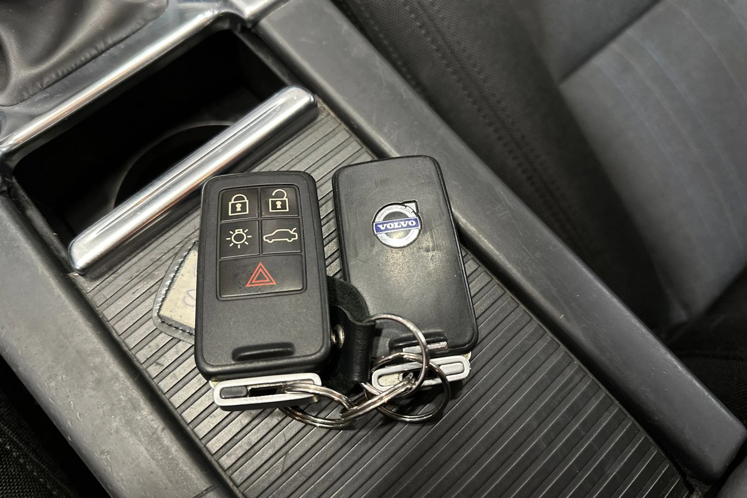 musta Volvo S60 2011 kuva 23.