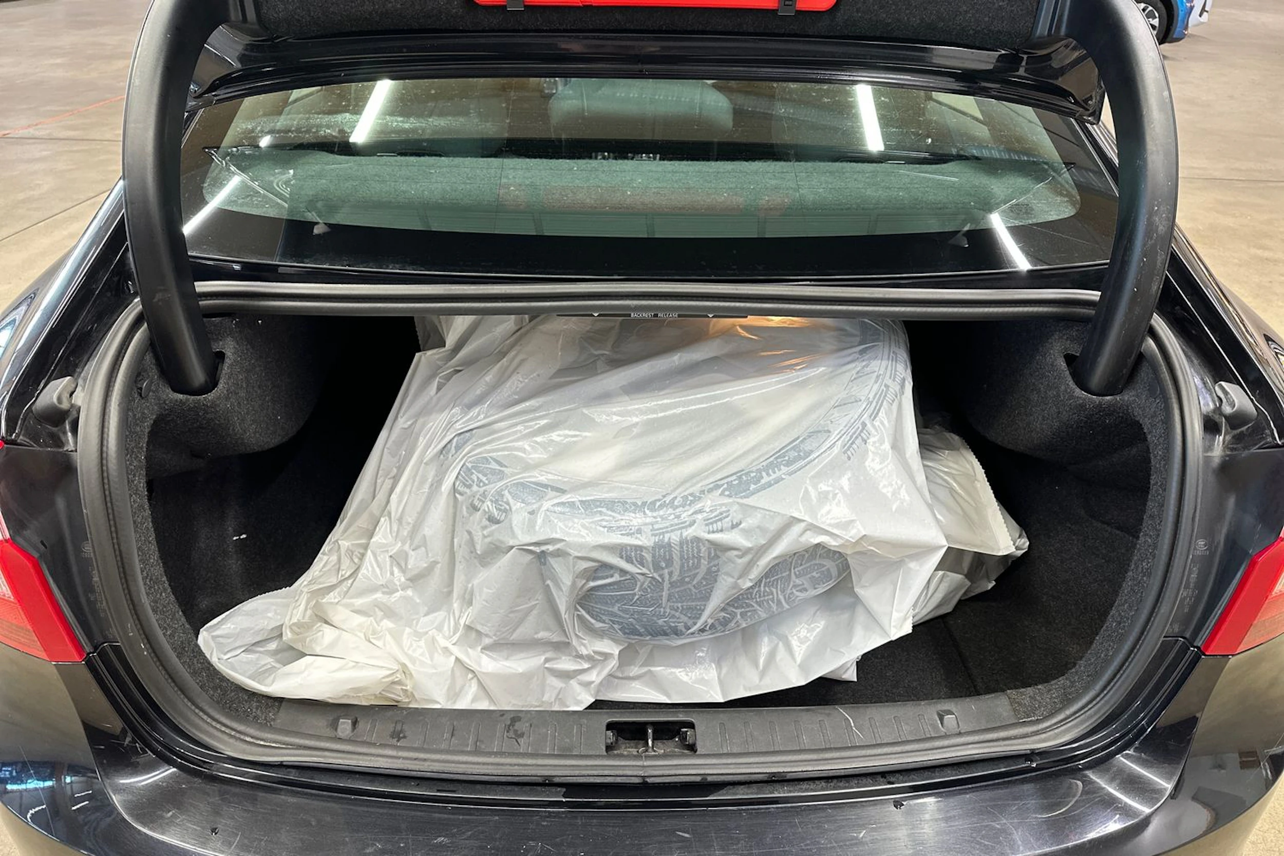 musta Volvo S60 2011 kuva 26.
