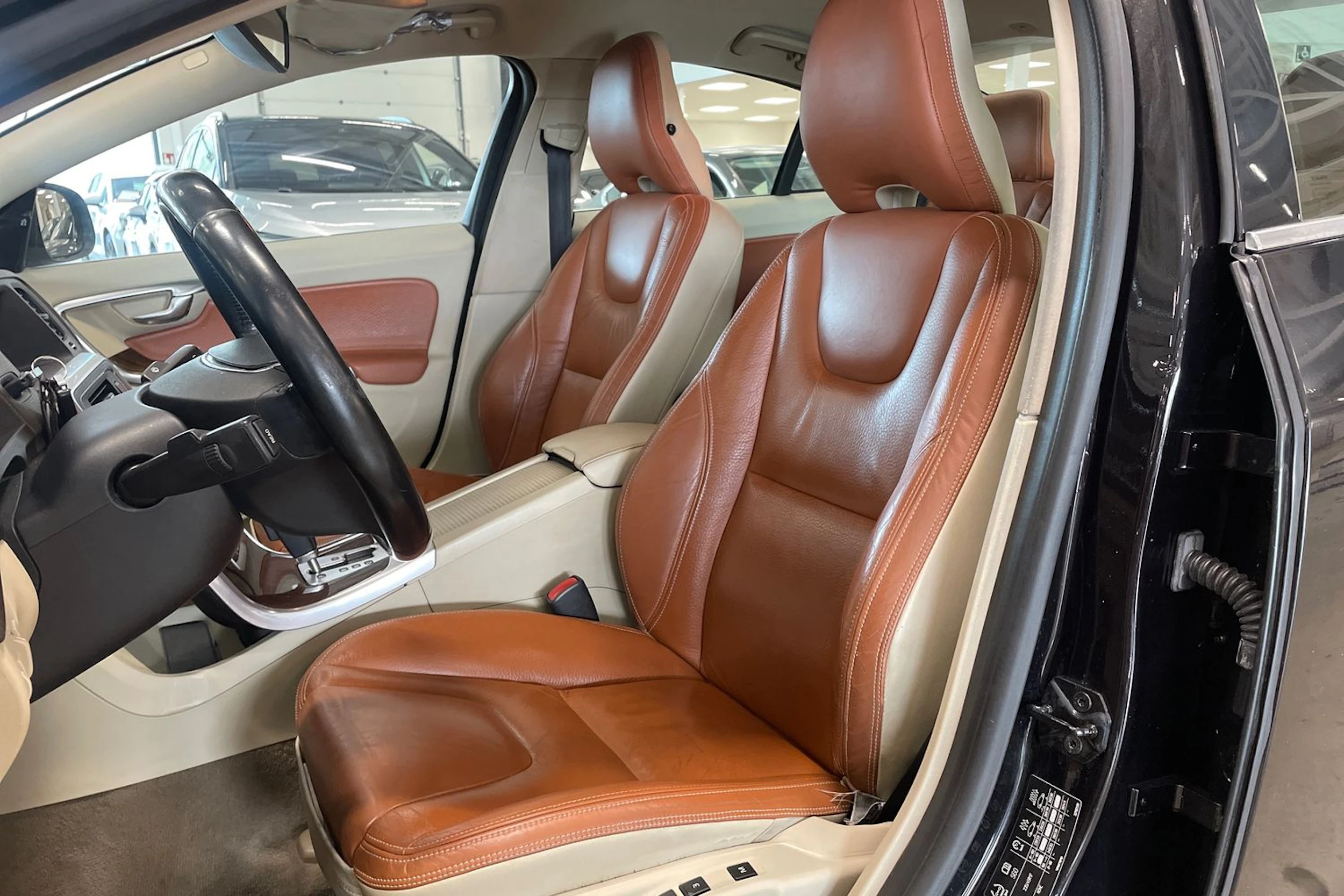 musta Volvo S60 2010 kuva 11.