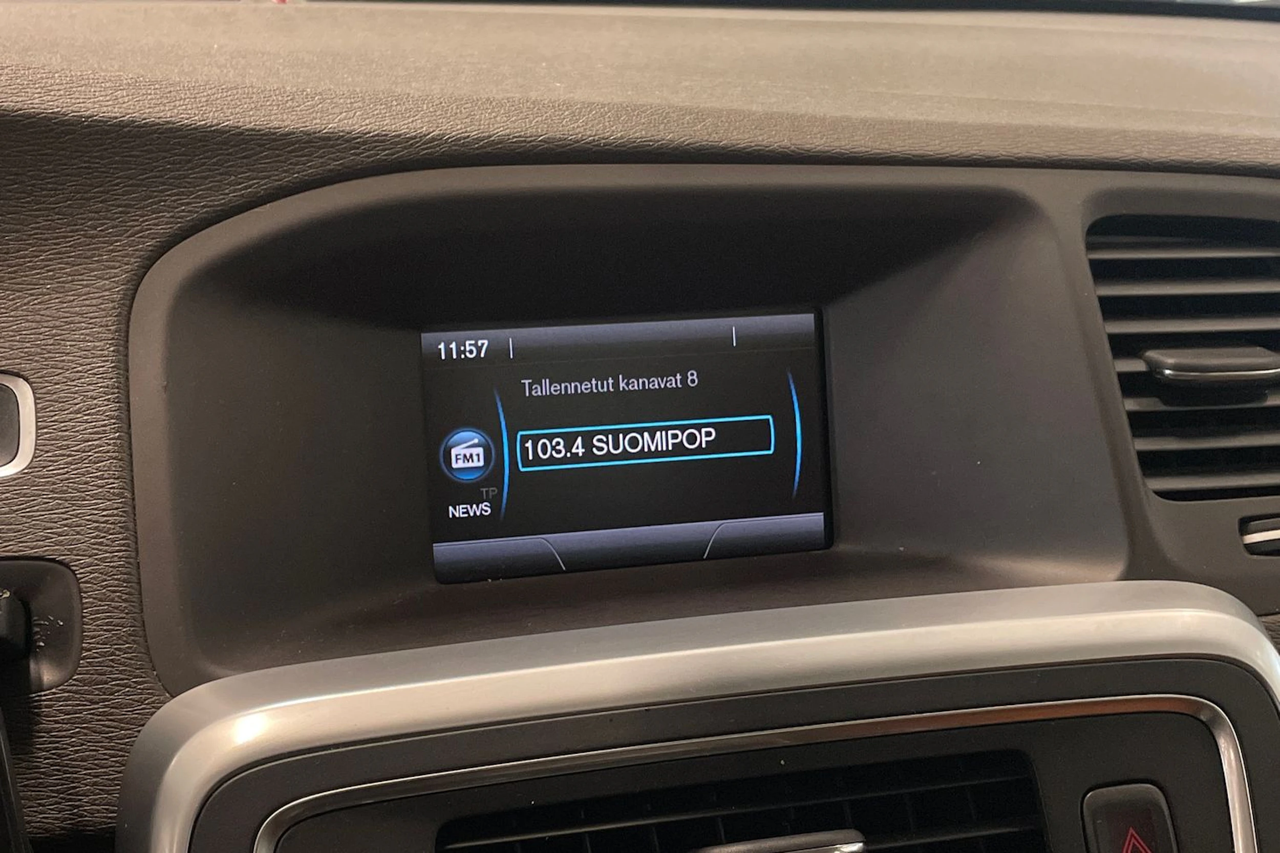 musta Volvo S60 2010 kuva 18.