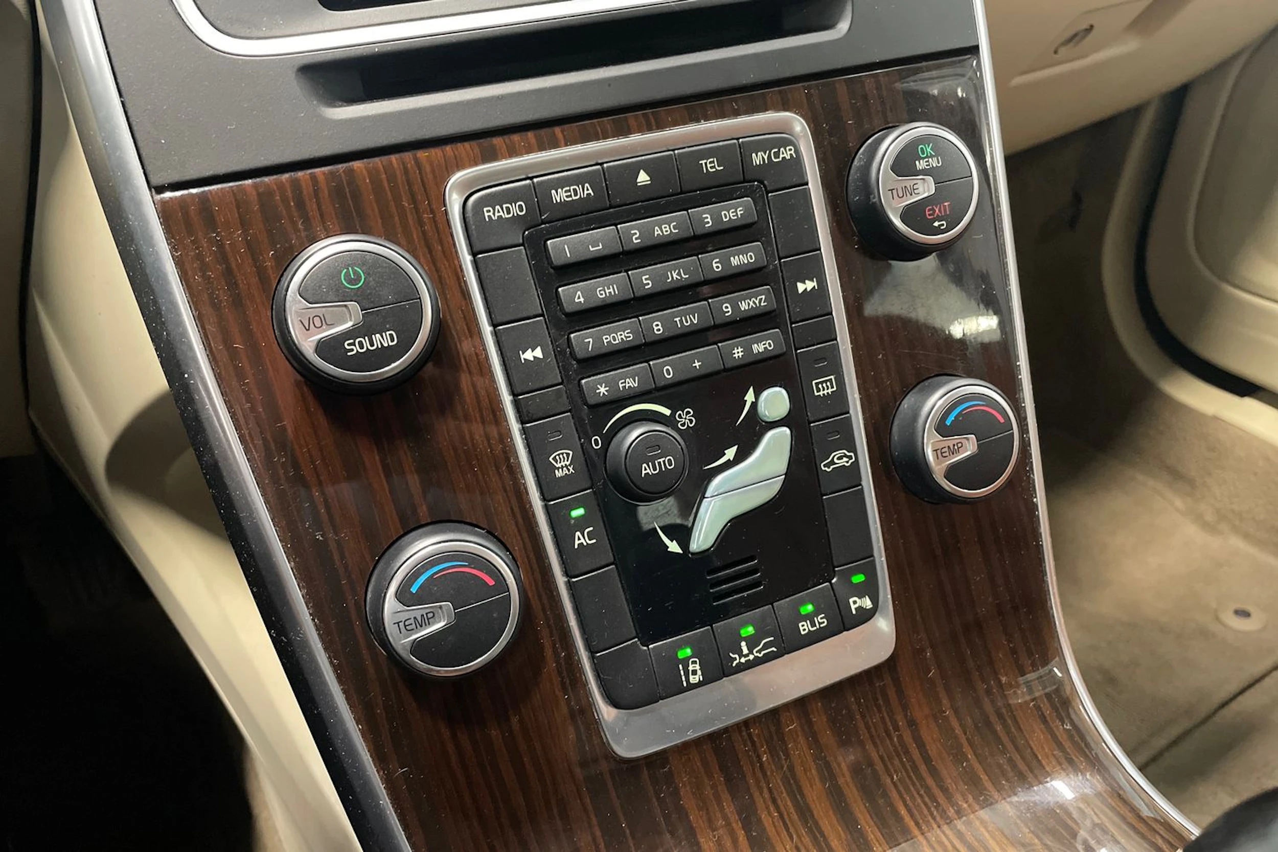 musta Volvo S60 2010 kuva 22.