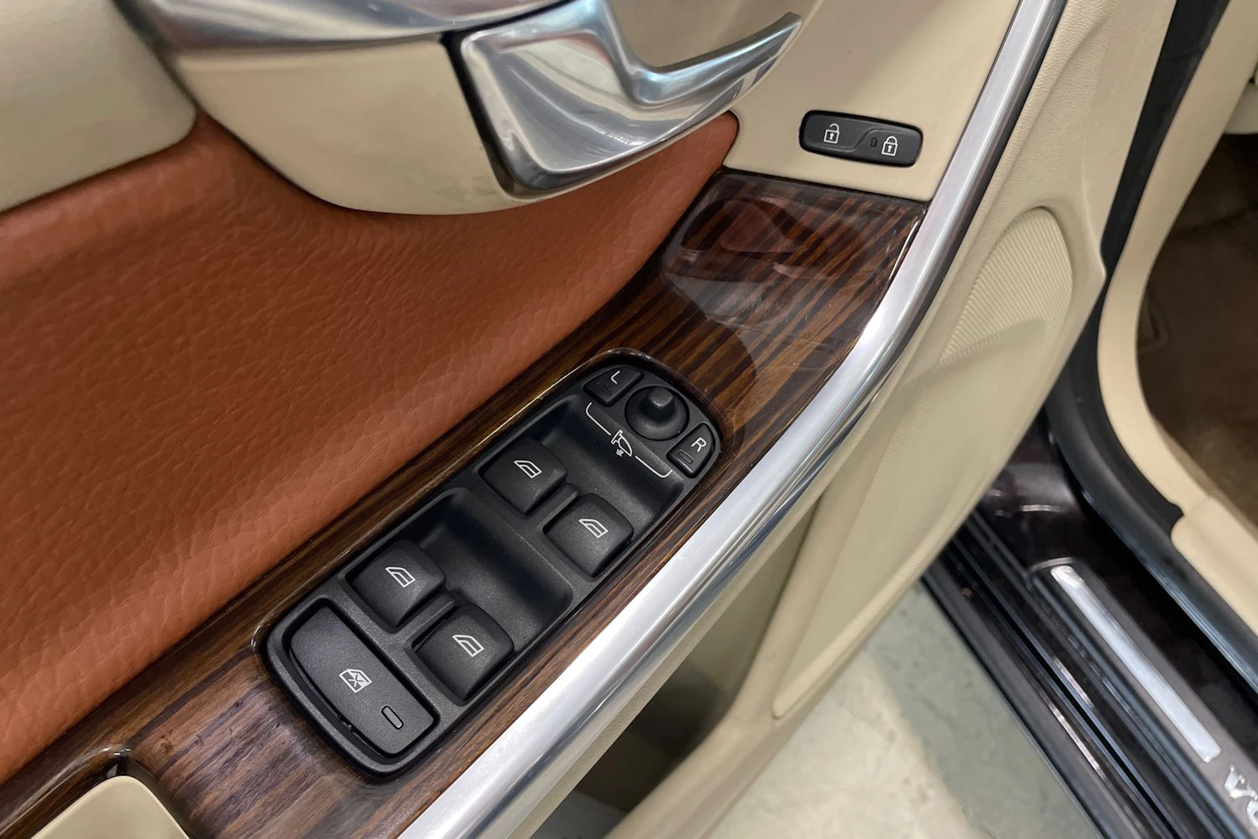 musta Volvo S60 2010 kuva 24.