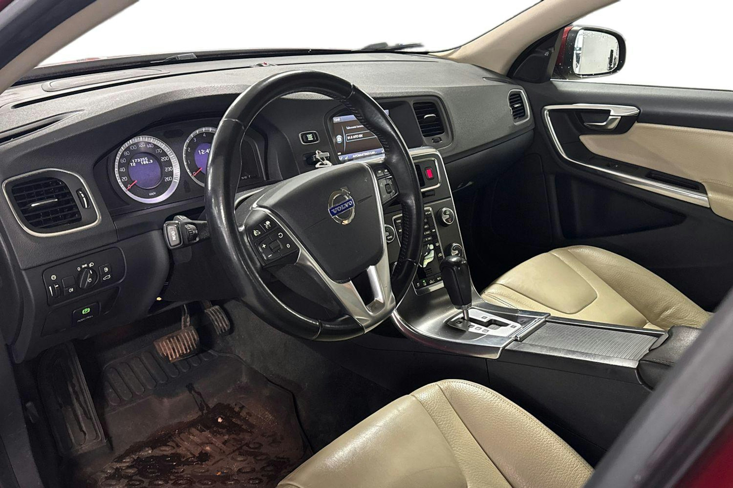 Punainen Volvo S60 2010 kuva 6.