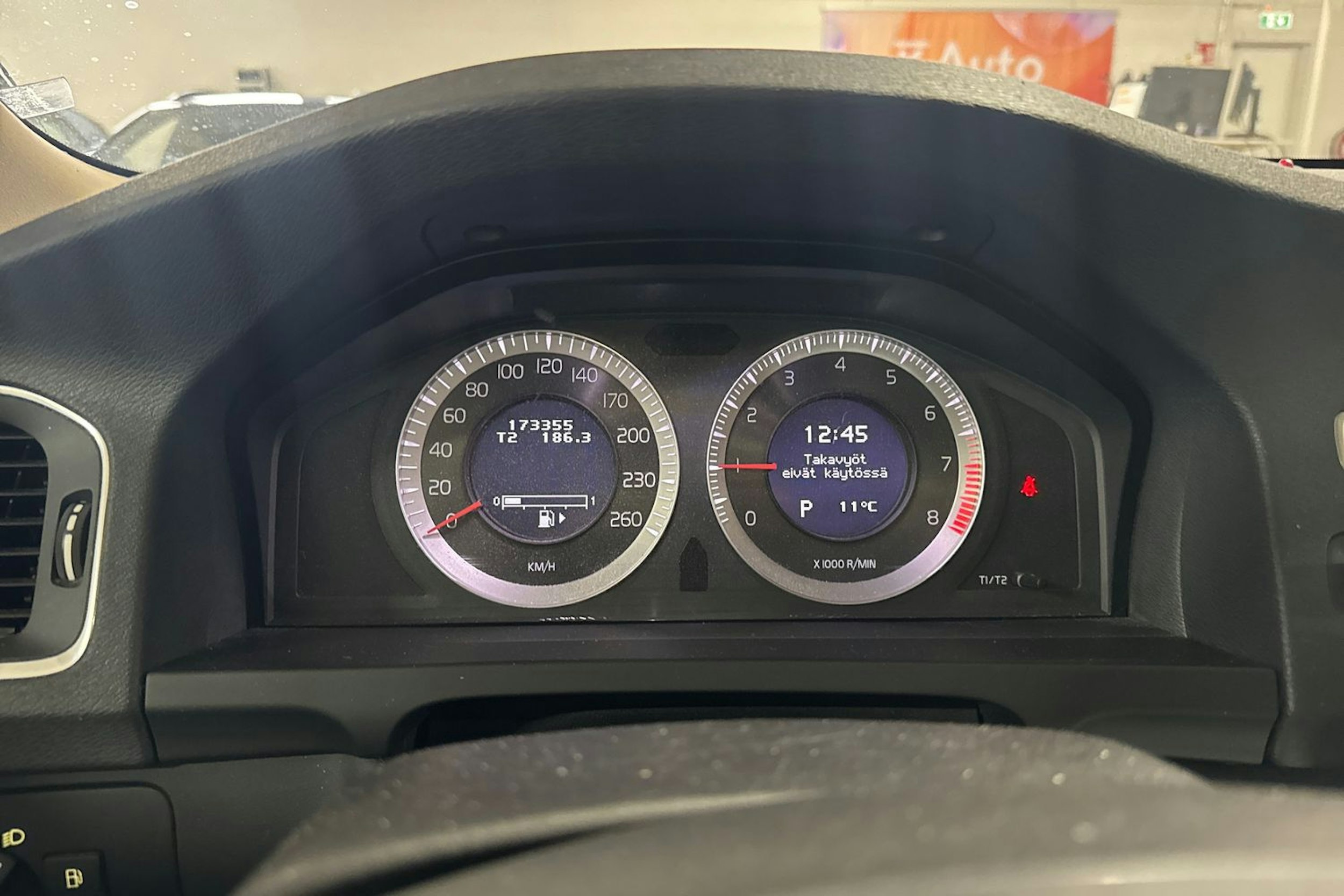 Punainen Volvo S60 2010 kuva 23.