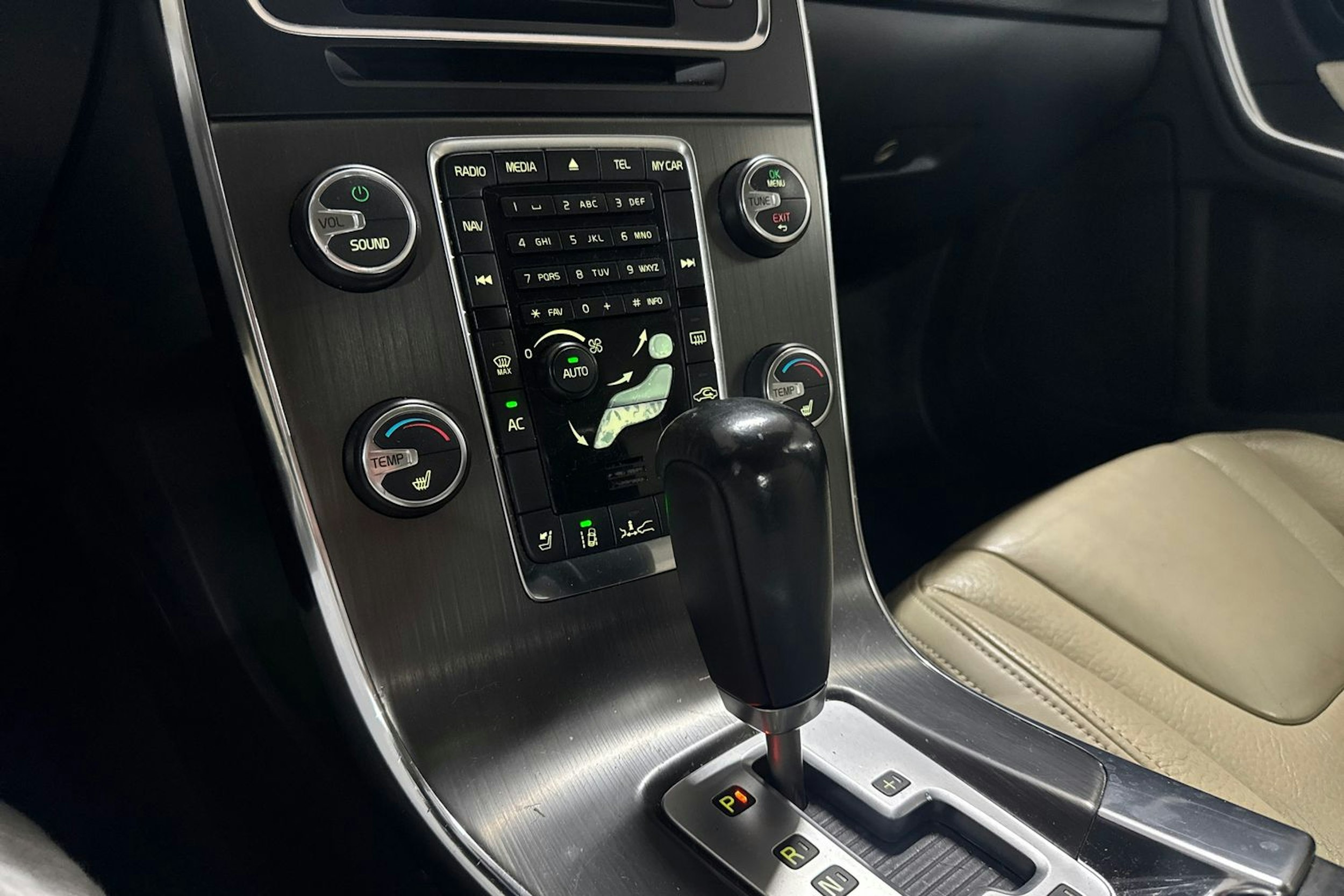 Punainen Volvo S60 2010 kuva 25.