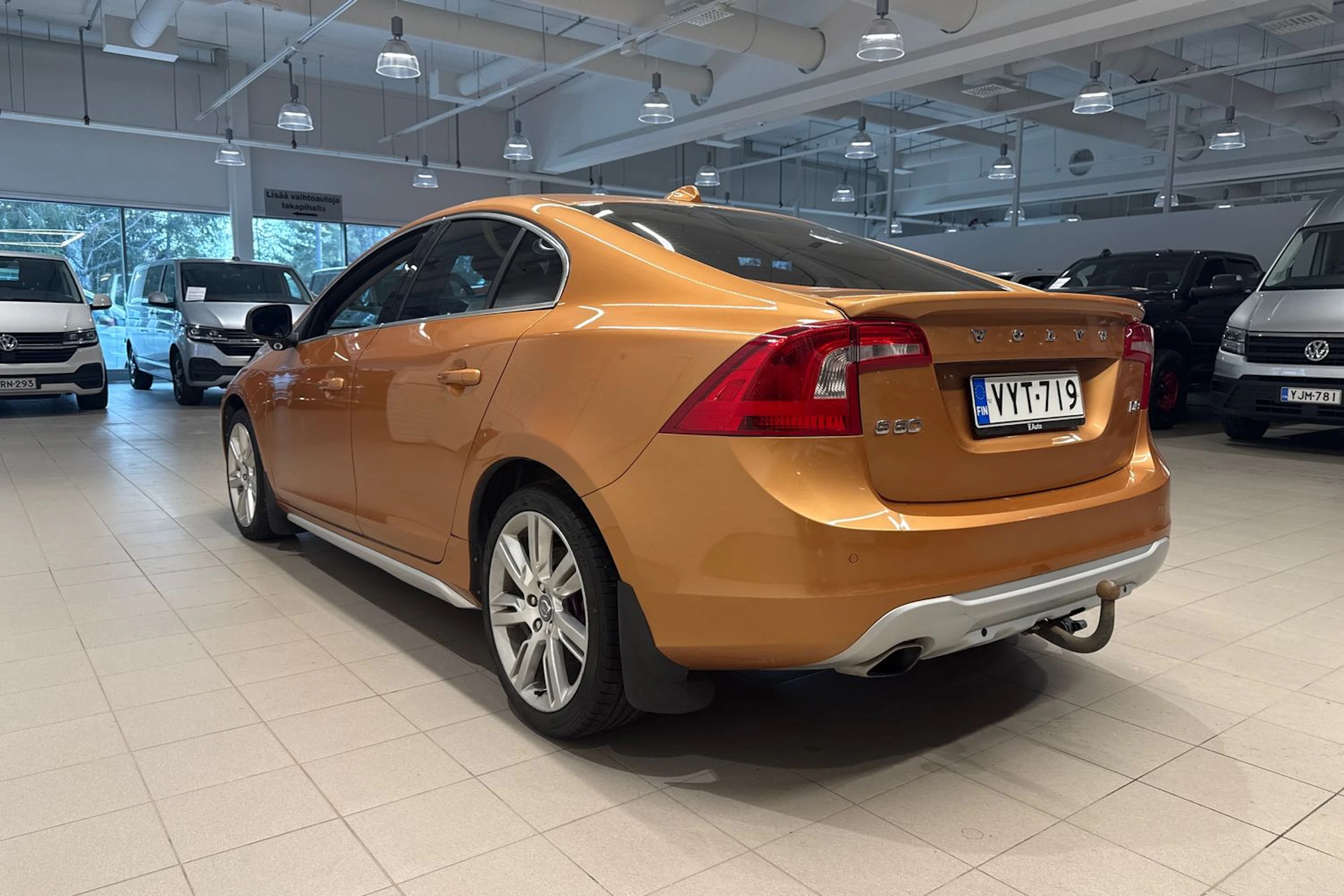 oranssi Volvo S60 2010 kuva 16.