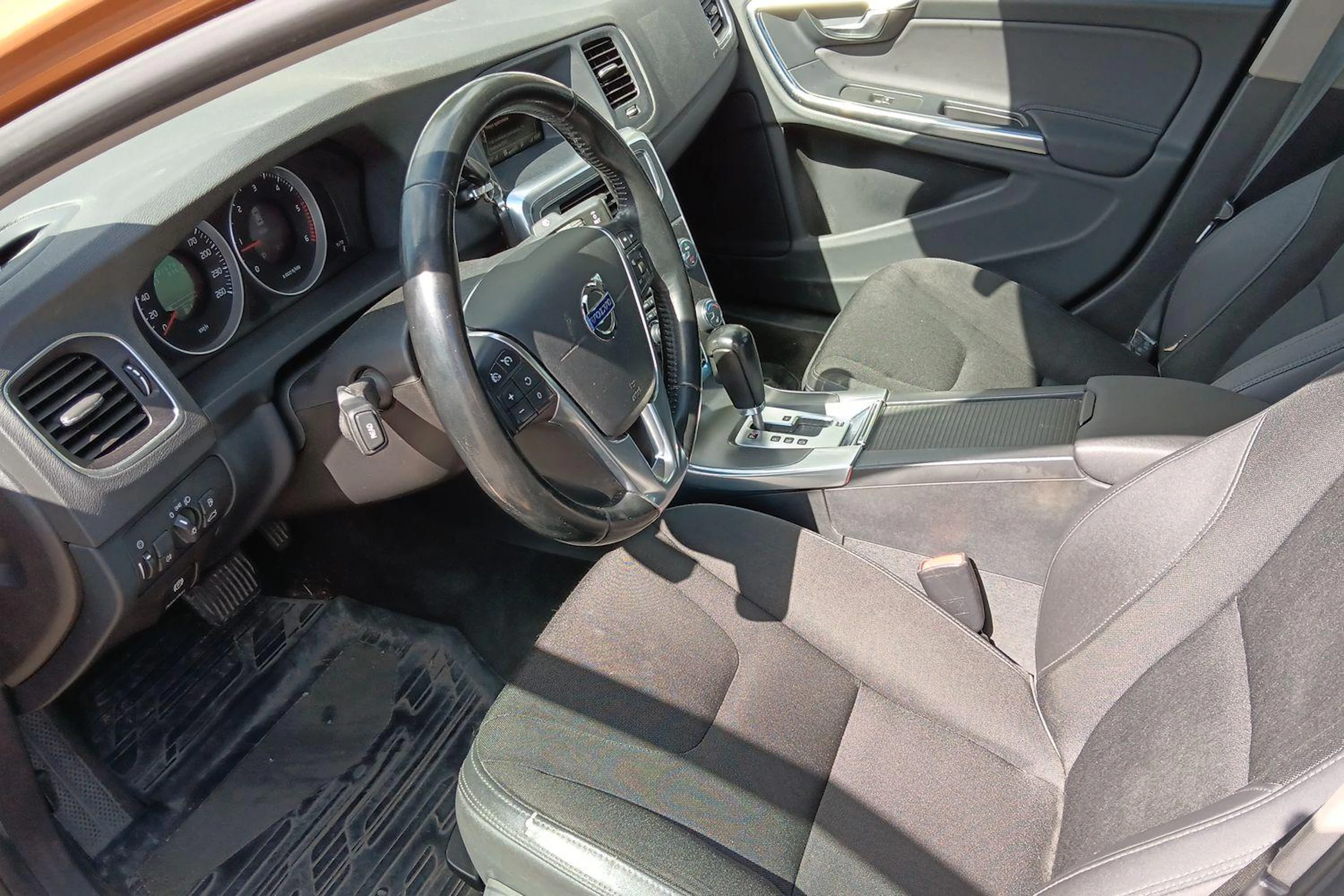 oranssi Volvo S60 2011 kuva 3.